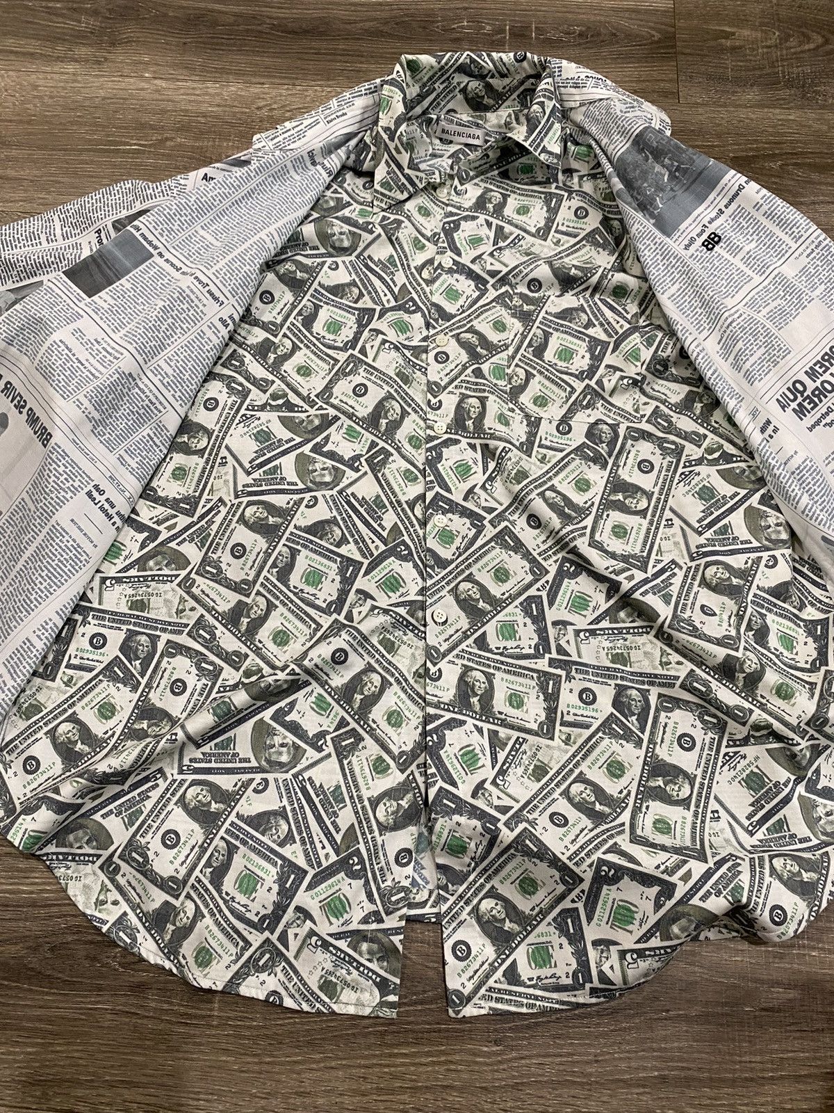 Balenciaga RARE Balenciaga SS18 double fit dollar/money newspaper shirt Size US M / EU 48-50 / 2 - 3 Thumbnail