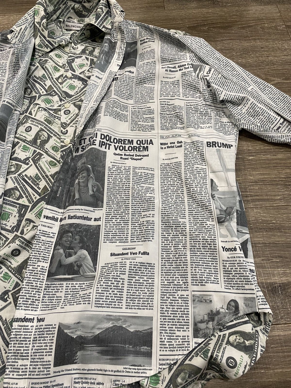 Balenciaga RARE Balenciaga SS18 double fit dollar/money newspaper shirt Size US M / EU 48-50 / 2 - 4 Thumbnail