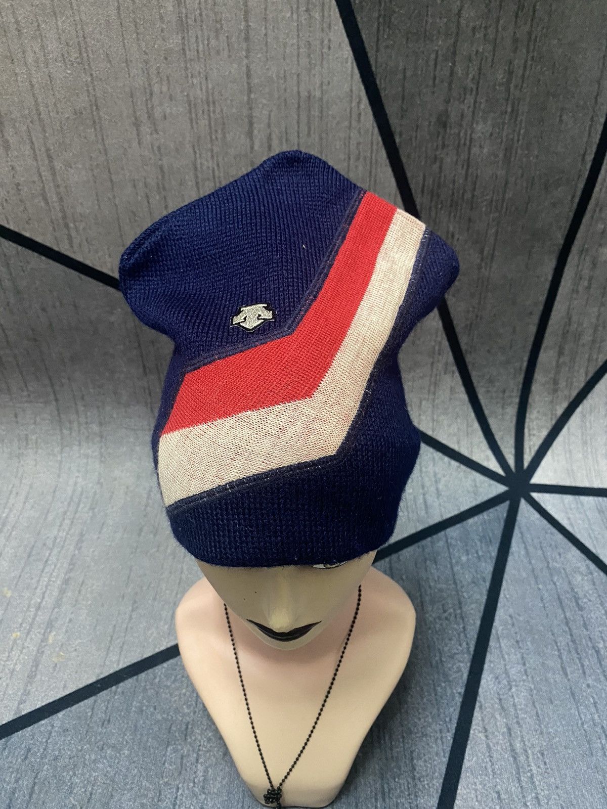 Descente Descente Stripe Patches Logo Beanie Hat Size ONE SIZE - 2 Thumbnail