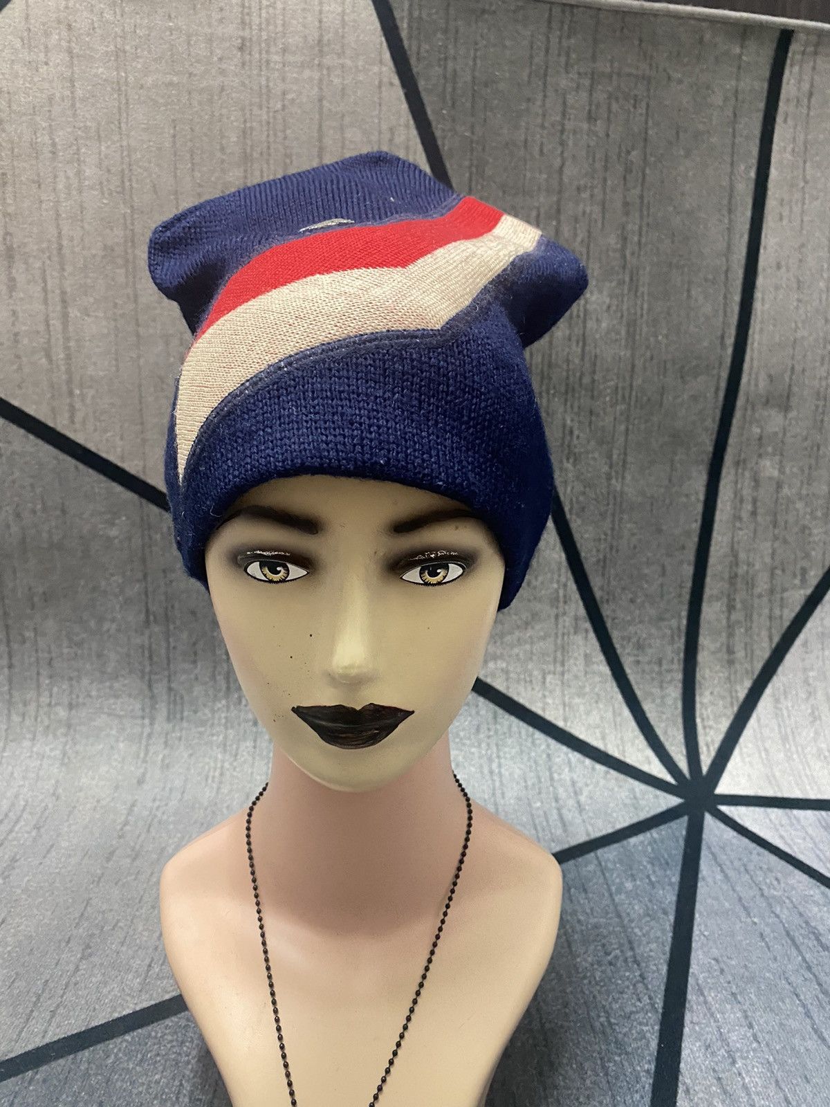 Descente Descente Stripe Patches Logo Beanie Hat Size ONE SIZE - 1 Thumbnail