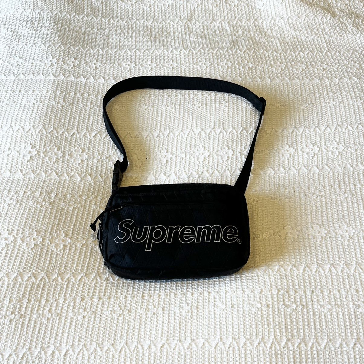 Supreme fw18 shoulder bag hot sale black