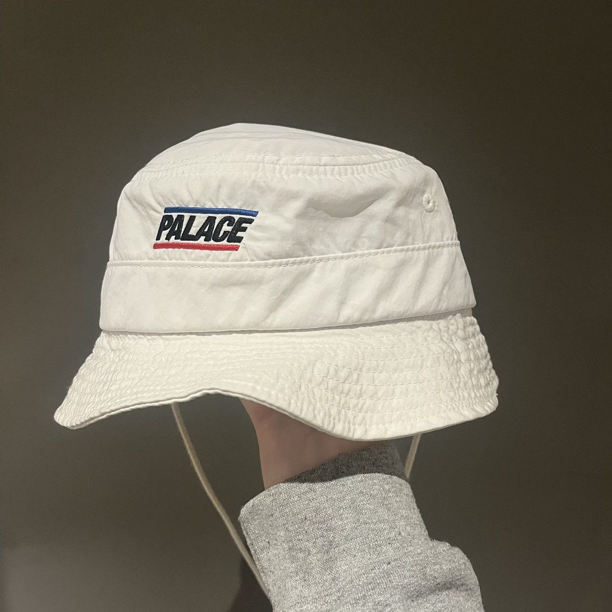 PALACE LONDON NECK SAVER BUCKET | PALACE SKATEBOARDS