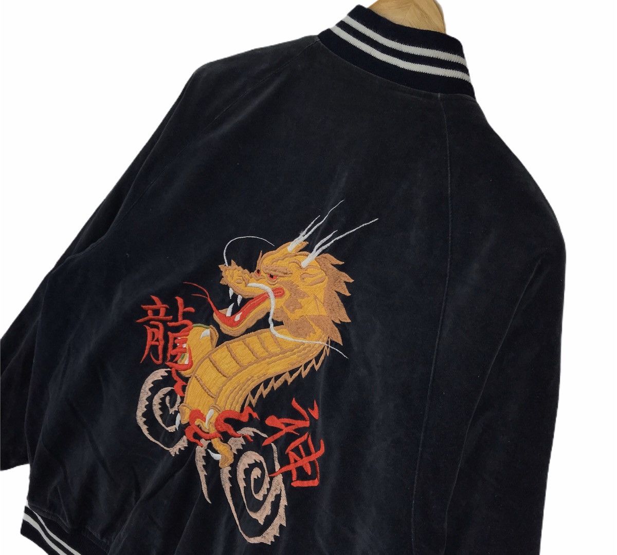 Vintage Vintage Japanese TraditionalSukajan DragonRyu Velvet Jacket Size US L / EU 52-54 / 3 - 7 Thumbnail