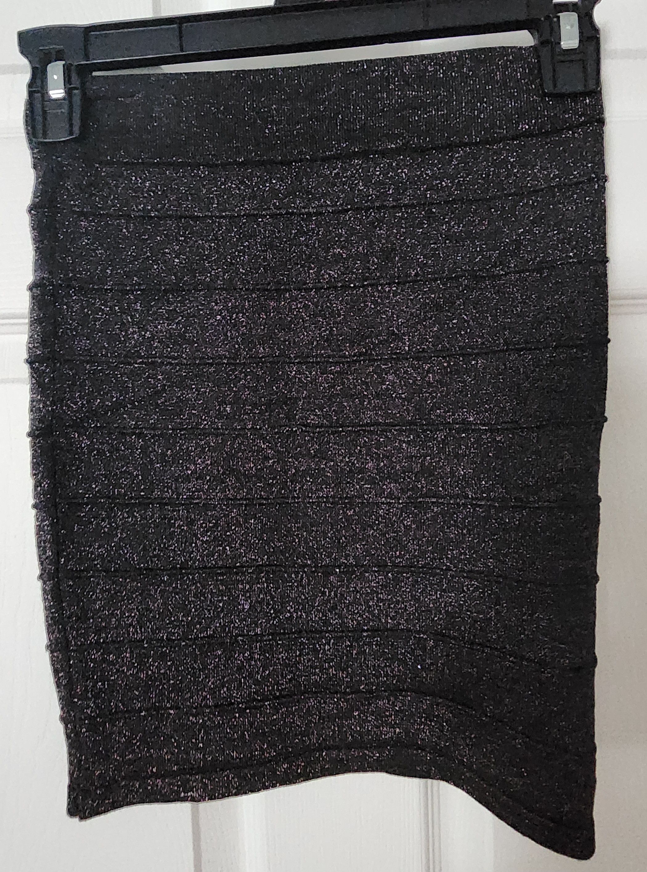 Forever 21 NWOT Forever 21 Metallic Black Skirt Size Small Size 27" / US 4 / IT 40 - 2 Thumbnail
