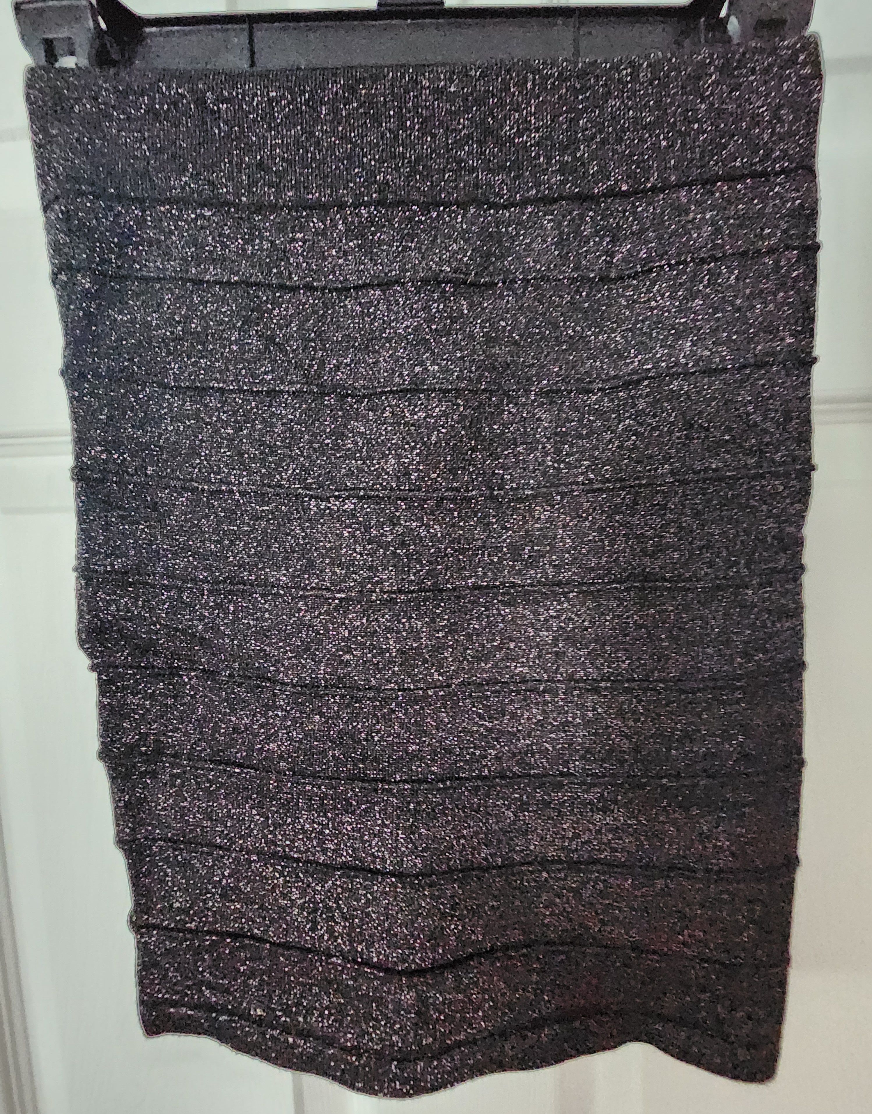 Forever 21 NWOT Forever 21 Metallic Black Skirt Size Small Size 27" / US 4 / IT 40 - 1 Thumbnail