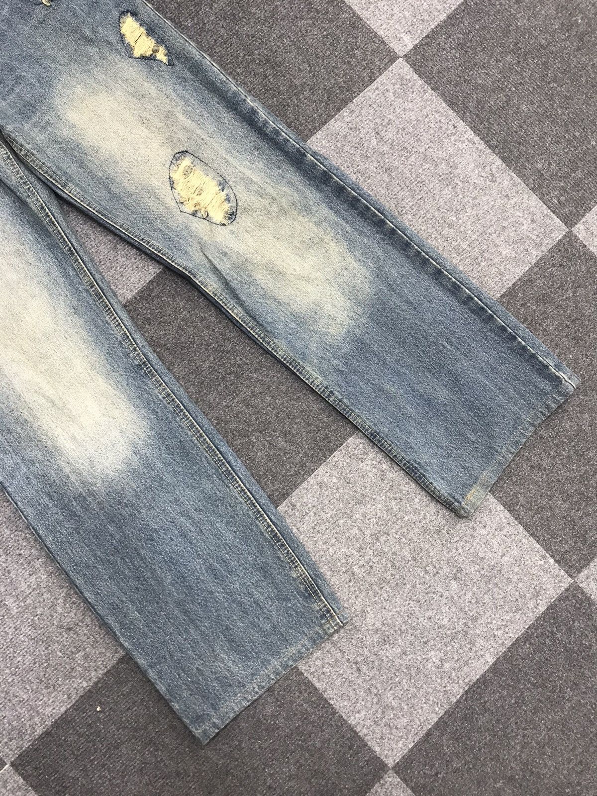 Dominate Floral Distressed Jeans