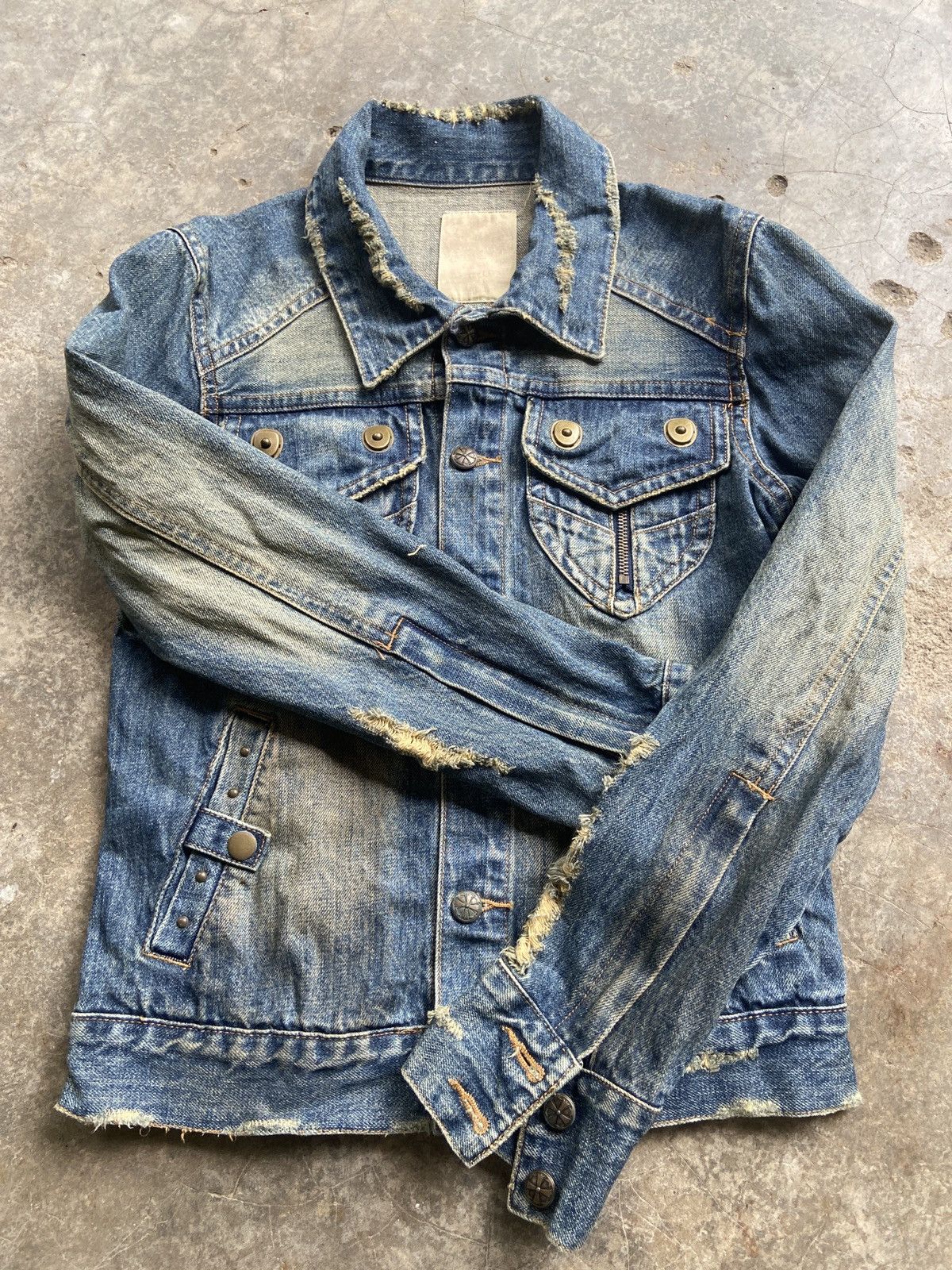 Vintage Vintage Button Up Distressed Denim Trucker Jacket Size M / US 6-8 / IT 42-44 - 3 Thumbnail