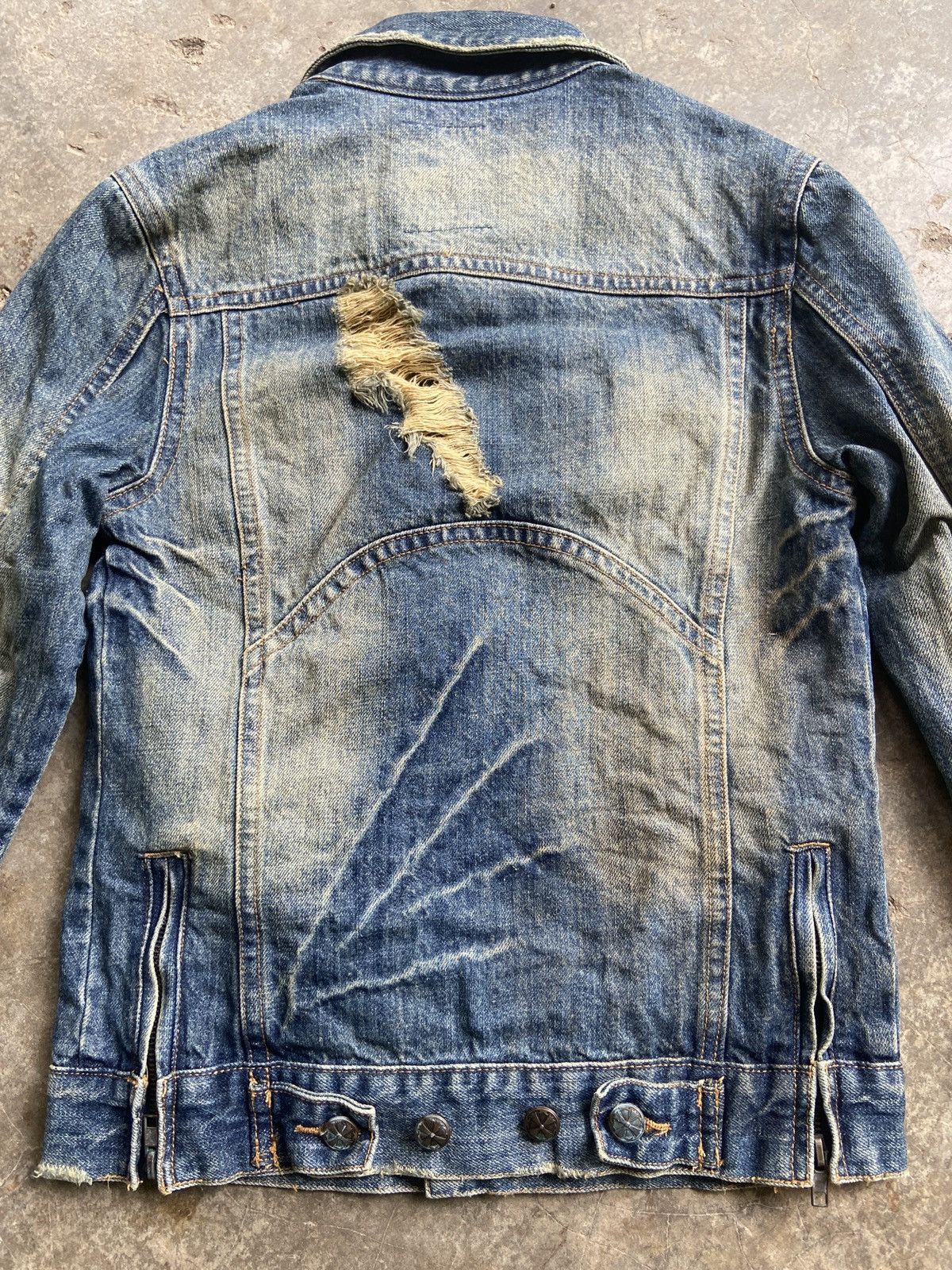 Vintage Vintage Button Up Distressed Denim Trucker Jacket Size M / US 6-8 / IT 42-44 - 4 Thumbnail
