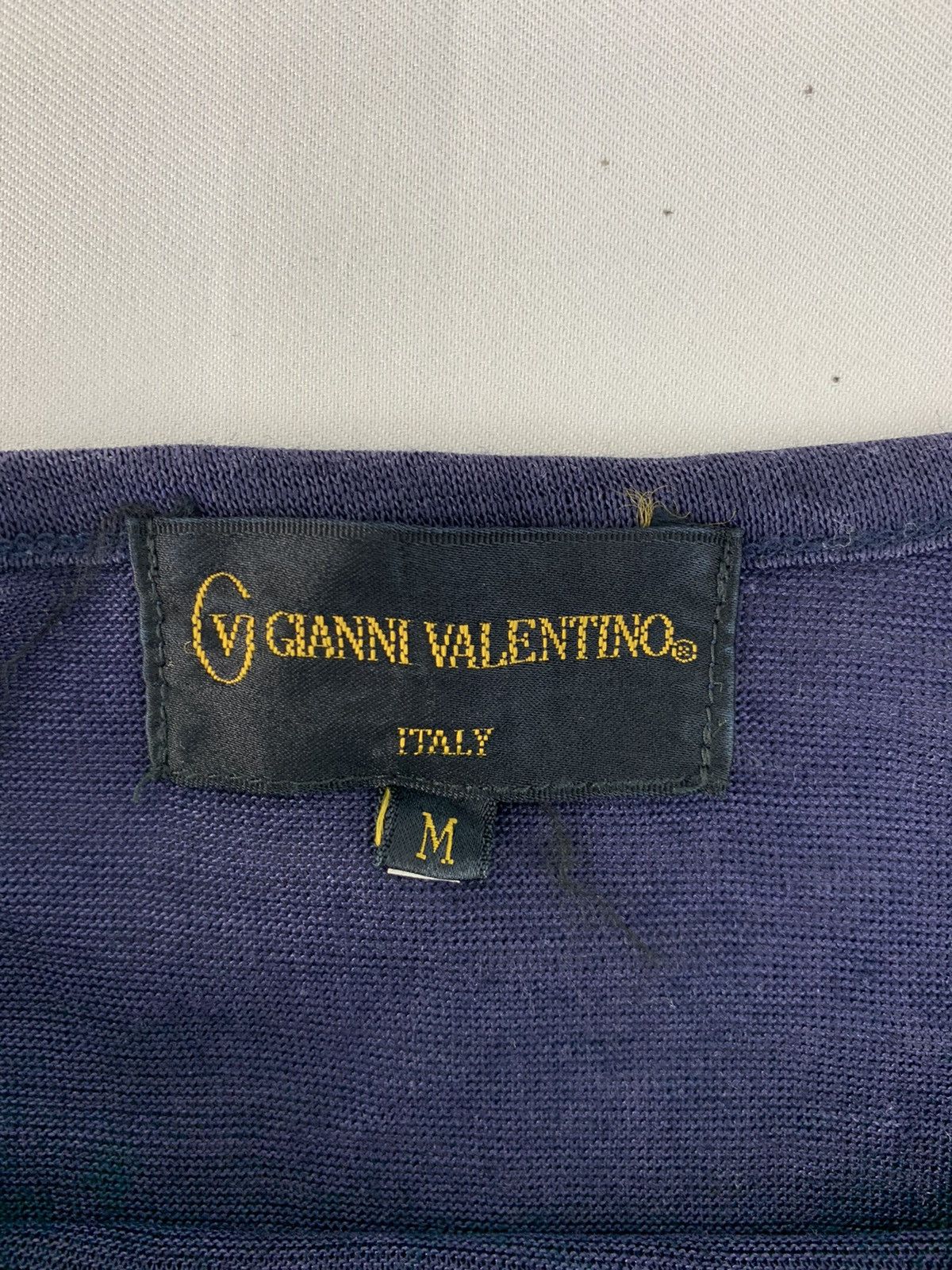 Gianni Valentino 90s Gianni Valentino Italy Embroidery Logo Plain Tee Size US M / EU 48-50 / 2 - 5 Thumbnail