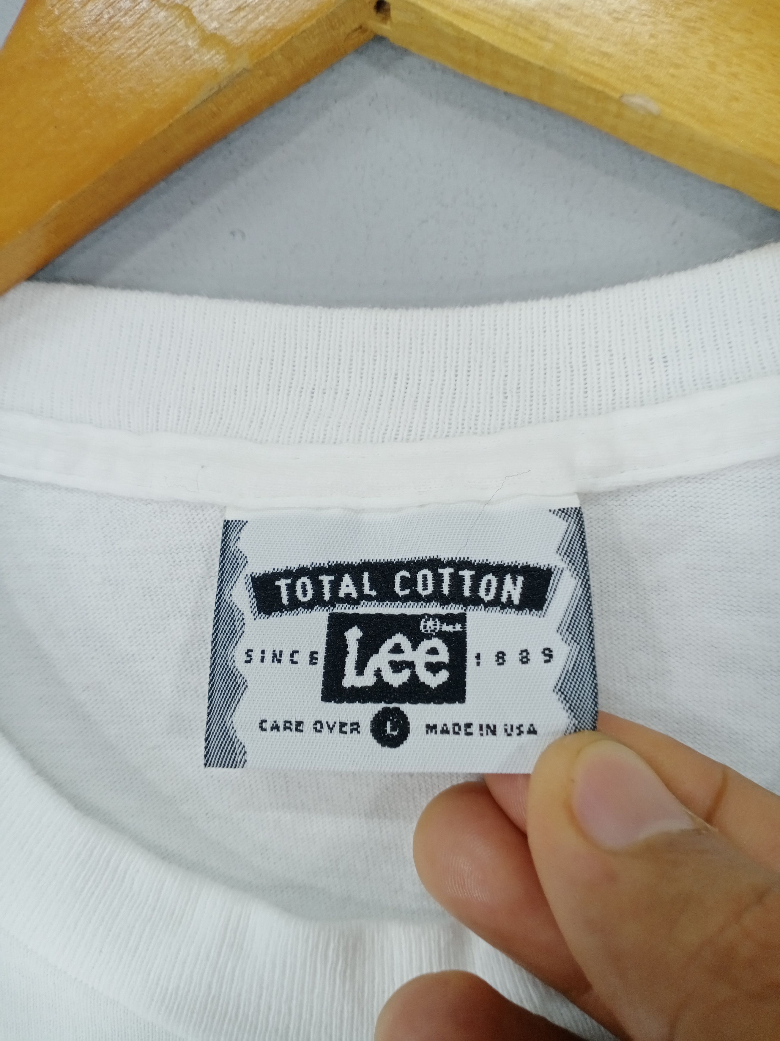 Lee × Vintage 💥RARE💥Vintage 90s Lee Big Logo Tshirt Size US M / EU 48-50 / 2 - 6 Thumbnail