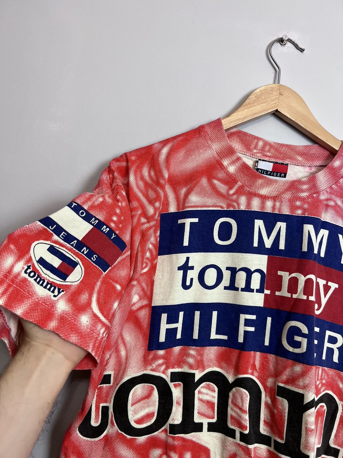 Tommy Hilfiger × Vintage Rare Vintage 90s Tommy Hilfiger all over print t-shirt Size US L / EU 52-54 / 3 - 3 Thumbnail