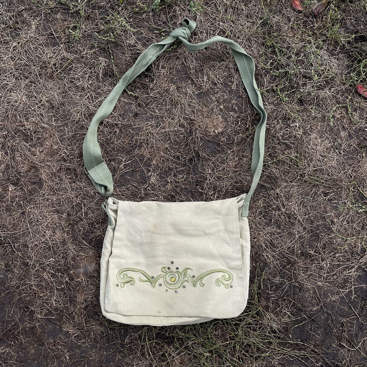 Vintage Vintage Y2K Cream Embroidered Crossbody Bag Indie Slim OS Size ONE SIZE - 1 Thumbnail