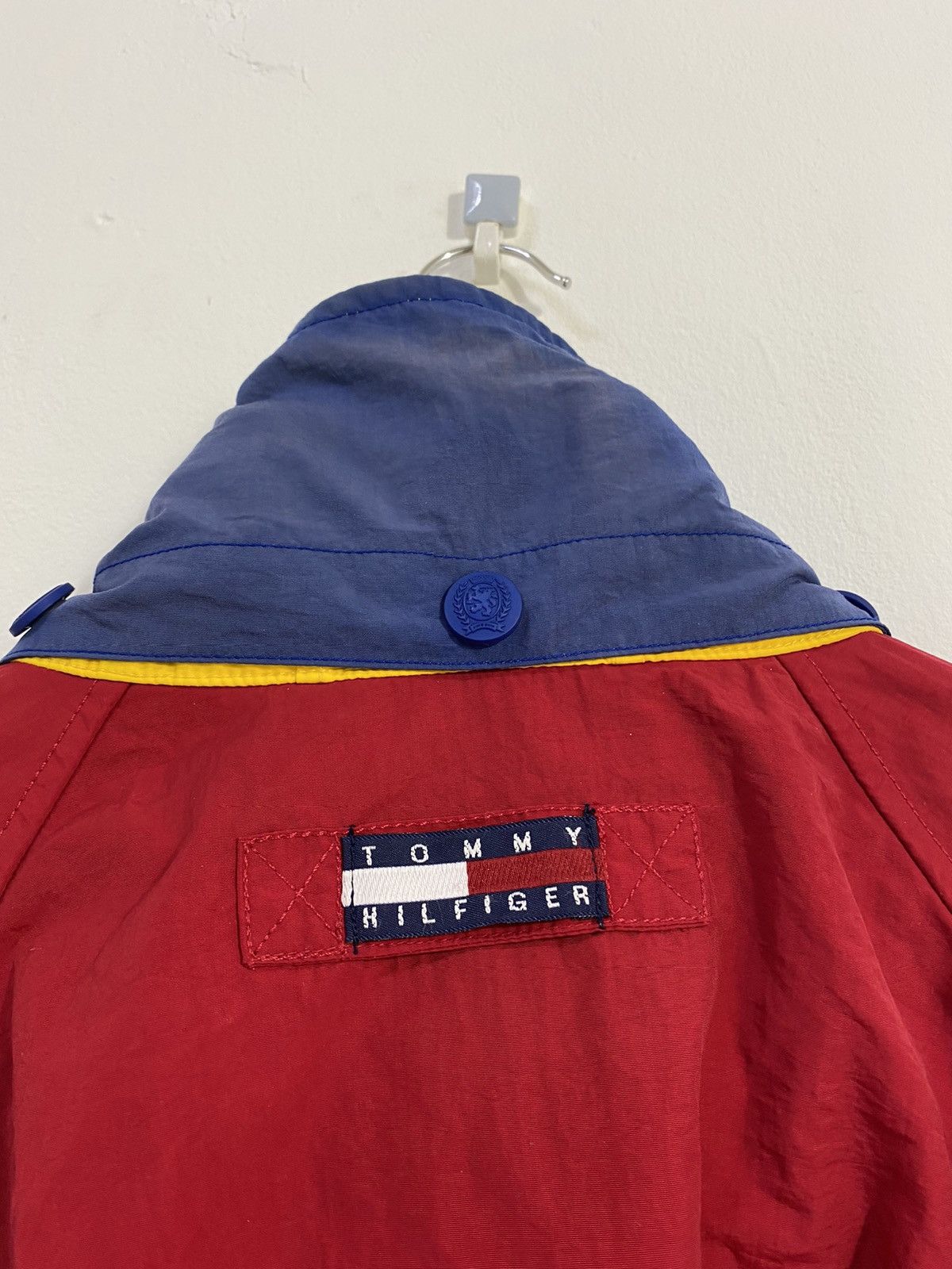 Tommy Hilfiger VTG 90’s Tommy Hilfiger Windbreaker Jacket Logo Design Rare Size US L / EU 52-54 / 3 - 9 Thumbnail