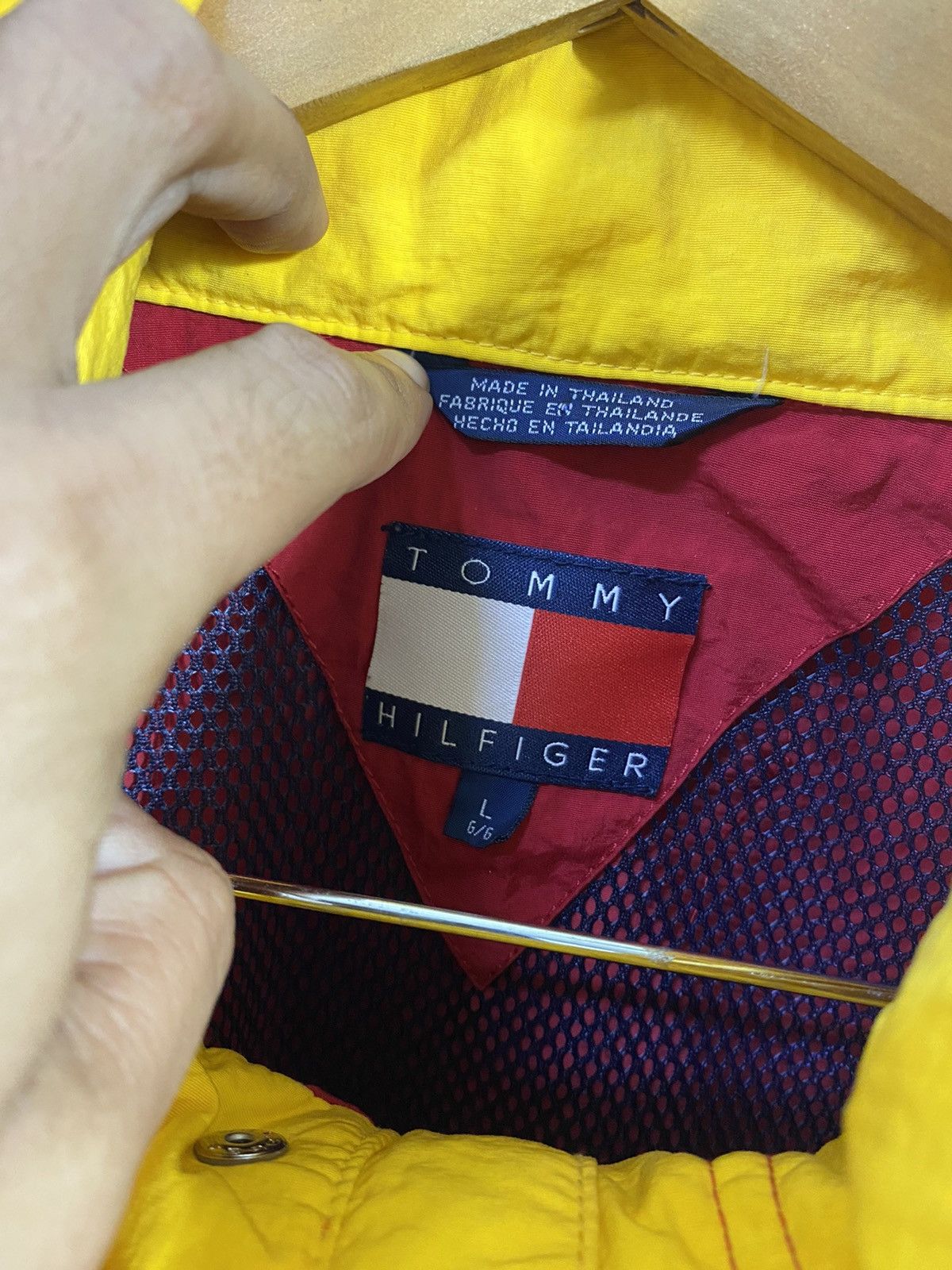 Tommy Hilfiger VTG 90’s Tommy Hilfiger Windbreaker Jacket Logo Design Rare Size US L / EU 52-54 / 3 - 3 Thumbnail