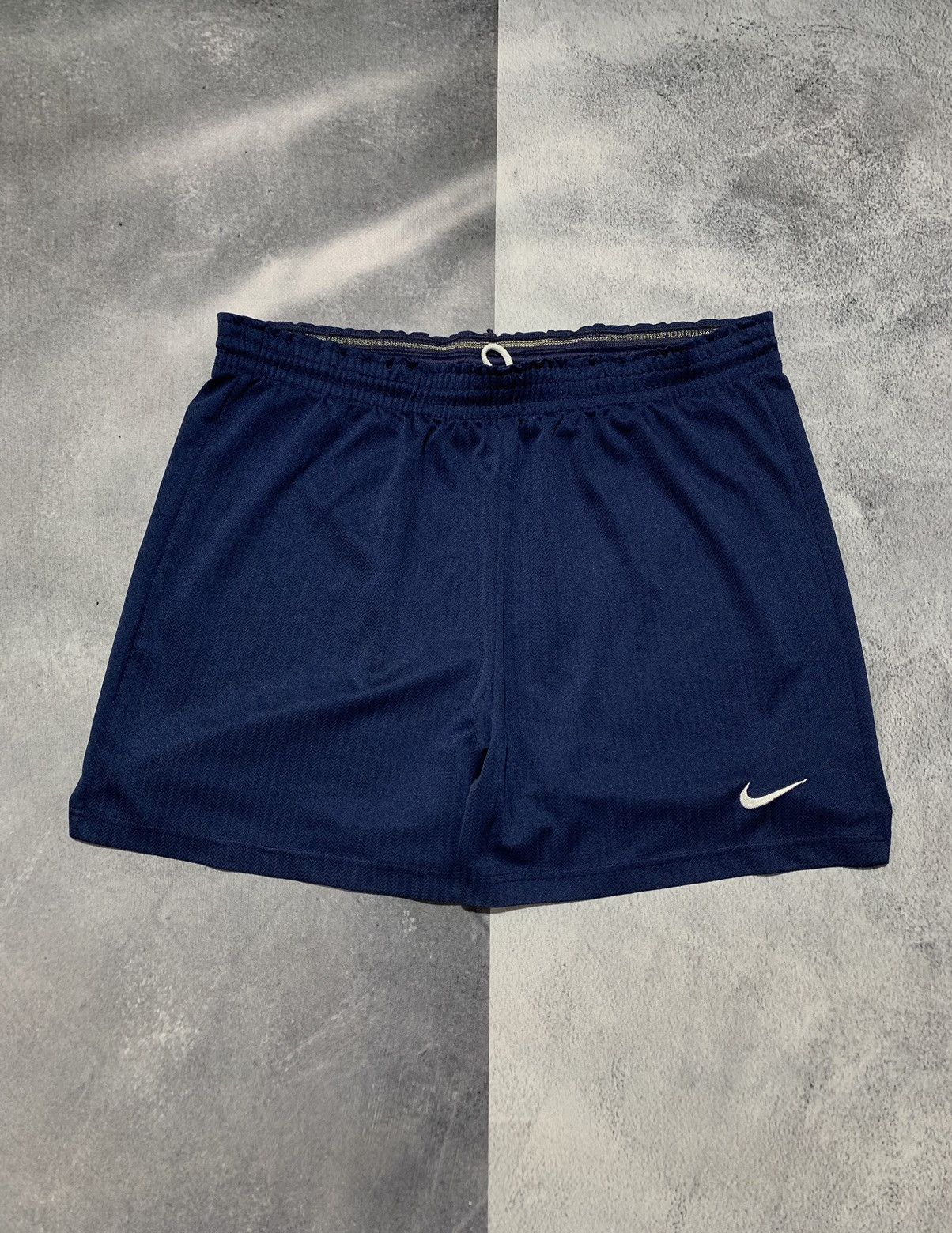 Vintage Nike shorts swoosh streetwear Y2K style size L