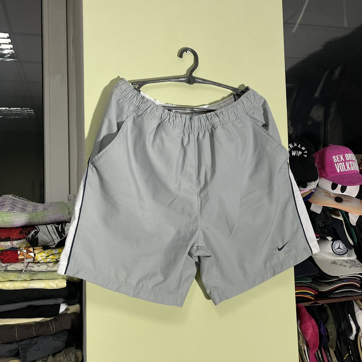Vintage Vintage Y2K Nike Swoosh Shorts Baggy Streetwear Worn In XL Size US 34 / EU 50 - 2 Thumbnail
