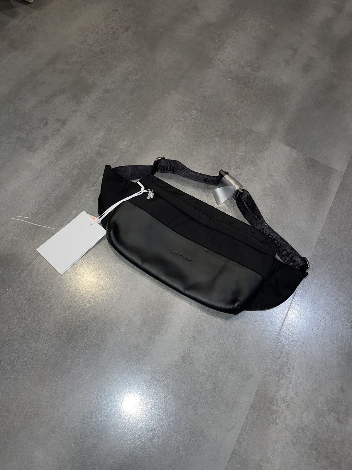 A-COLD-WALL* DS! A Cold Wall Small Logo Black Leather Belt Bag Size ONE SIZE - 1 Thumbnail