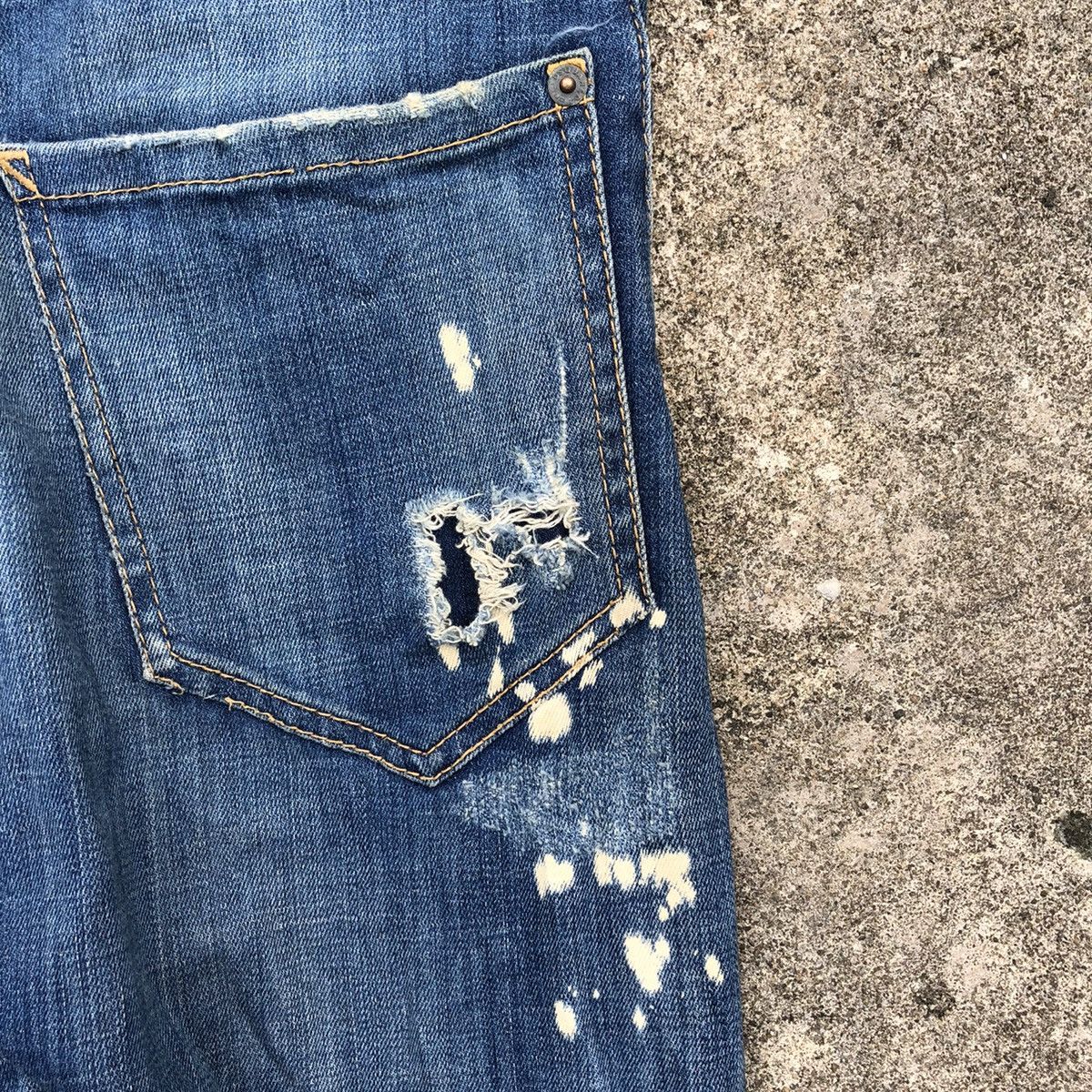 Dsquared2 × Vintage 🔥Sick🔥🇮🇹Dsquared2 Sexy Twist Distress Rips Bleach Skinny Jean Size US 33 - 15 Thumbnail
