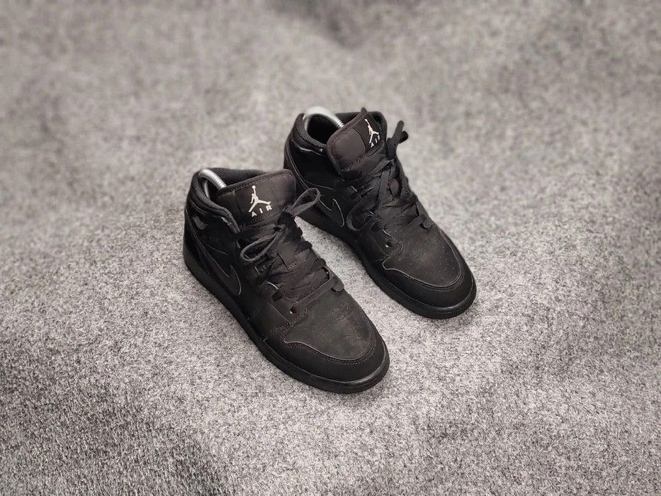 Nike 🔥 Nike Air Jordan 1 Mid GS Black Vintage Hi-Top Sneakers Size US 6.5 / EU 39-40 - 4 Thumbnail
