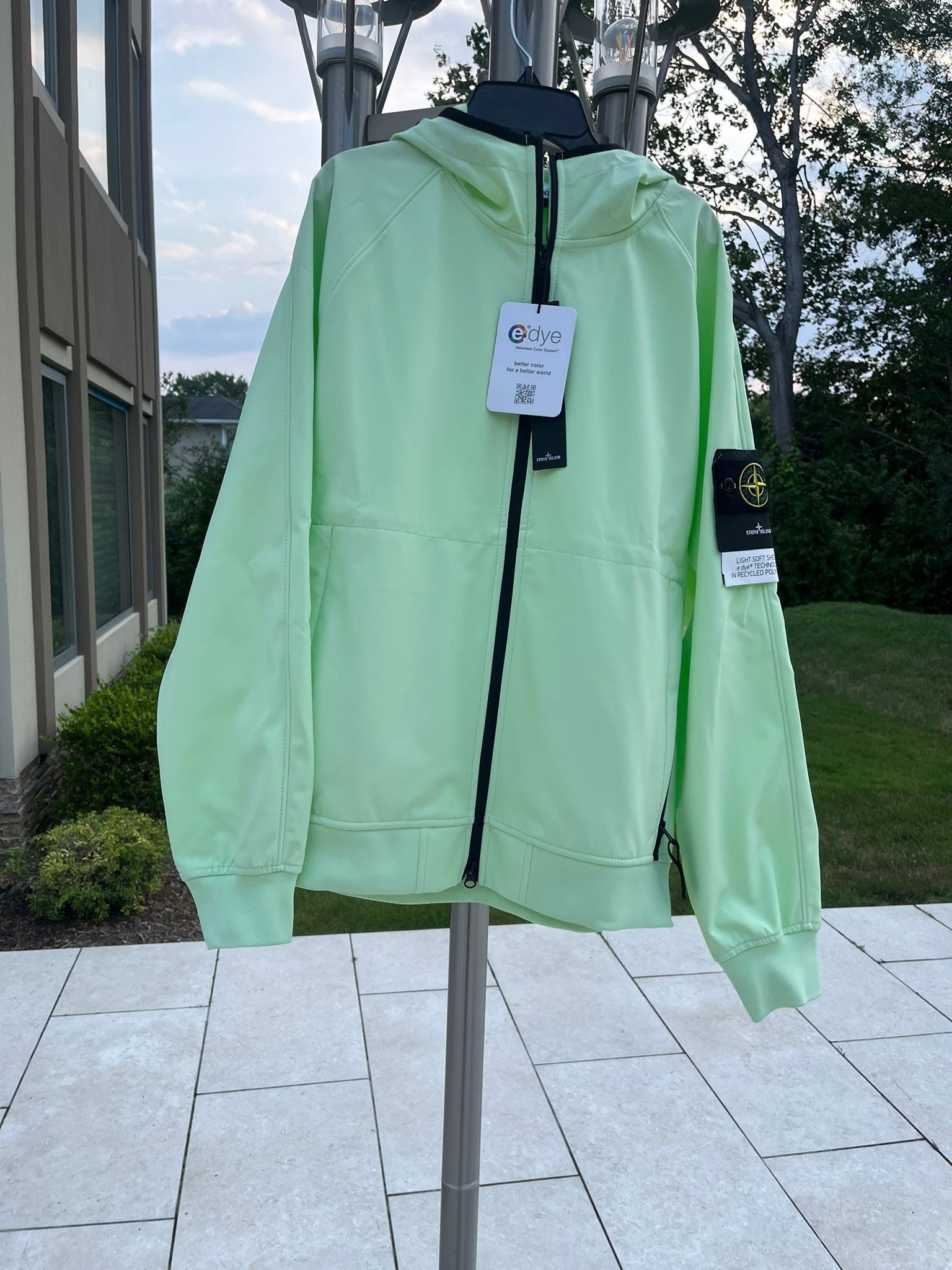 Light Soft Shell Zip Up Jacket in Fluo Green