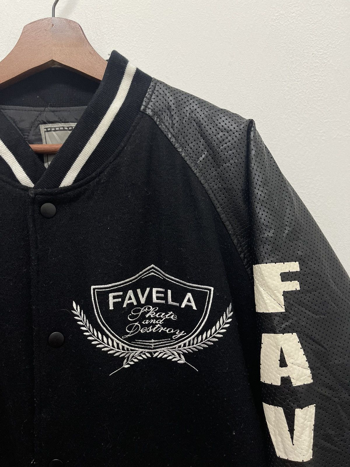 FAVELA 90’s FAVELA Skateboard Independent Streetwear Varsity Size US XL / EU 56 / 4 - 3 Thumbnail