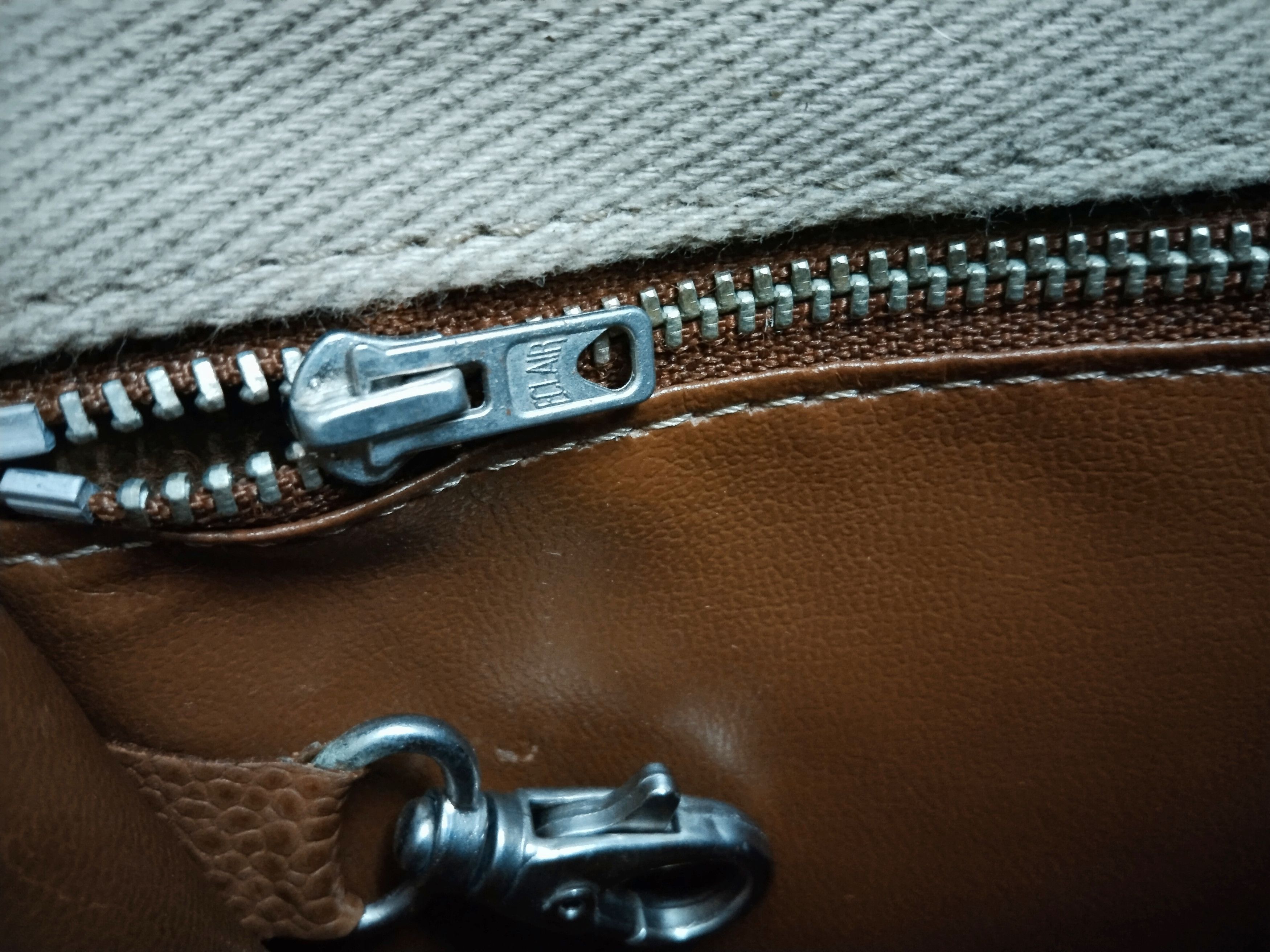 VINTAGE RENOMA LEATHER CROSSBODY BAG