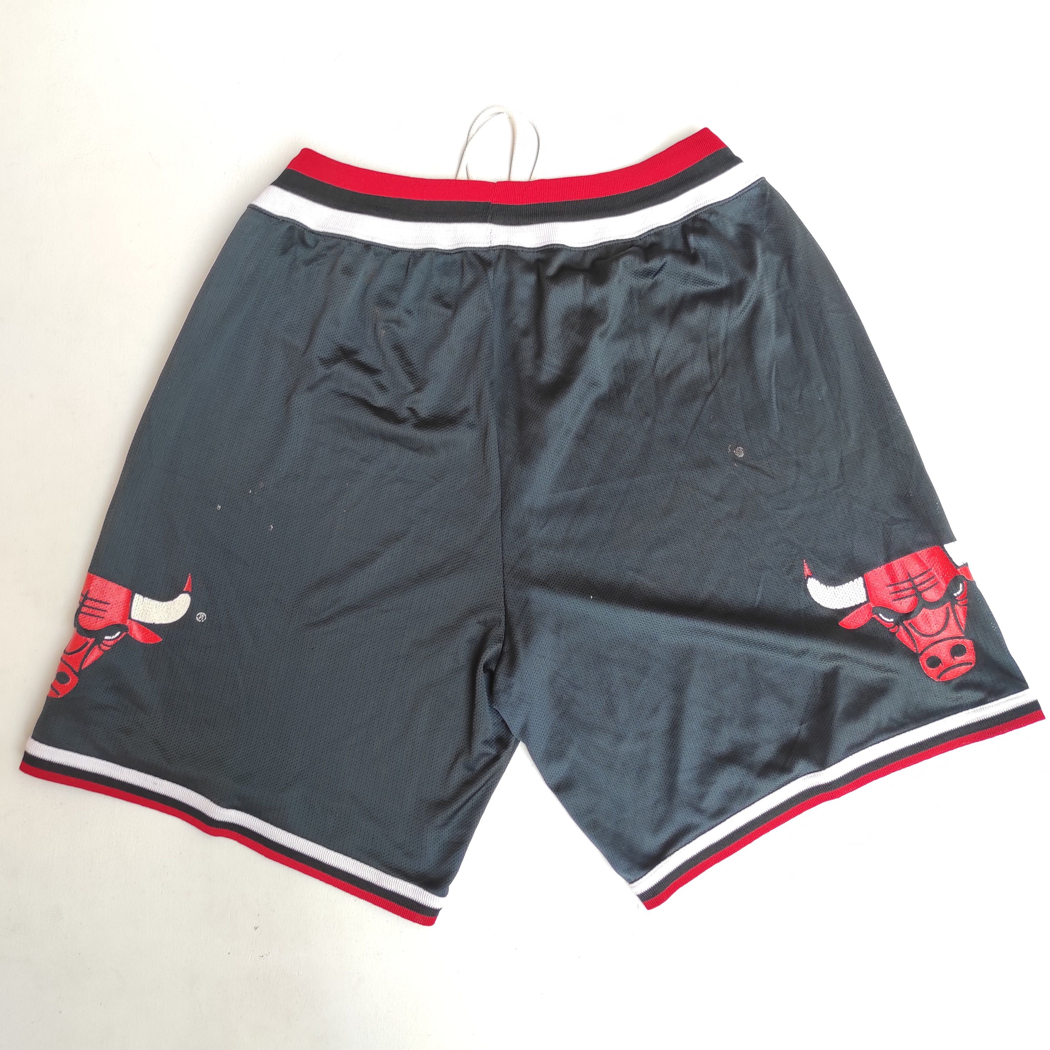 Champion Vintage champion Chicago Bulls shorts Size US 36 / EU 52 - 6 Thumbnail