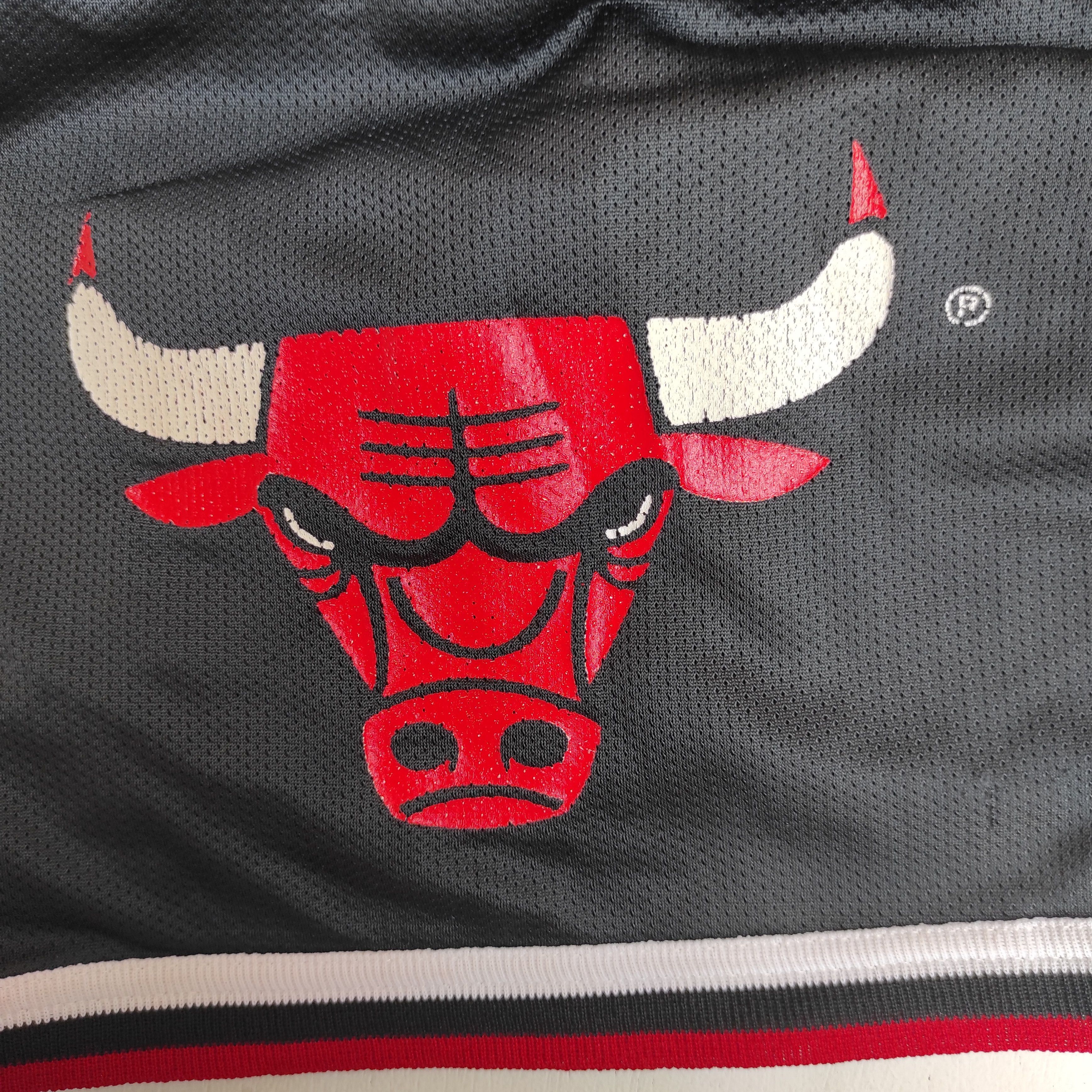 Champion Vintage champion Chicago Bulls shorts Size US 36 / EU 52 - 4 Thumbnail