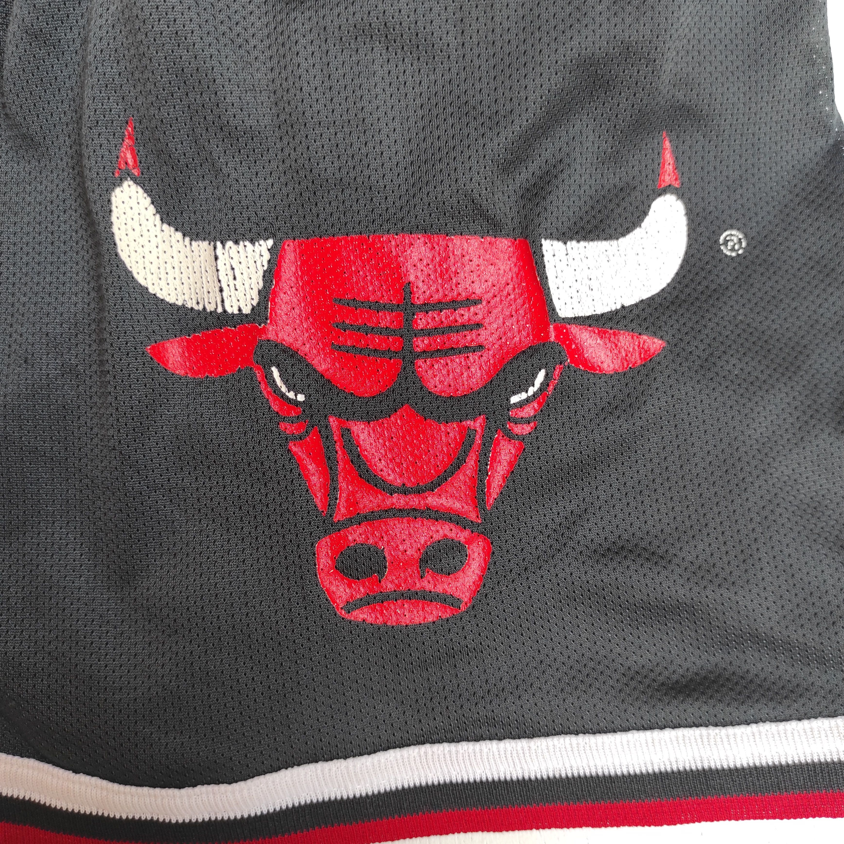 Champion Vintage champion Chicago Bulls shorts Size US 36 / EU 52 - 3 Thumbnail