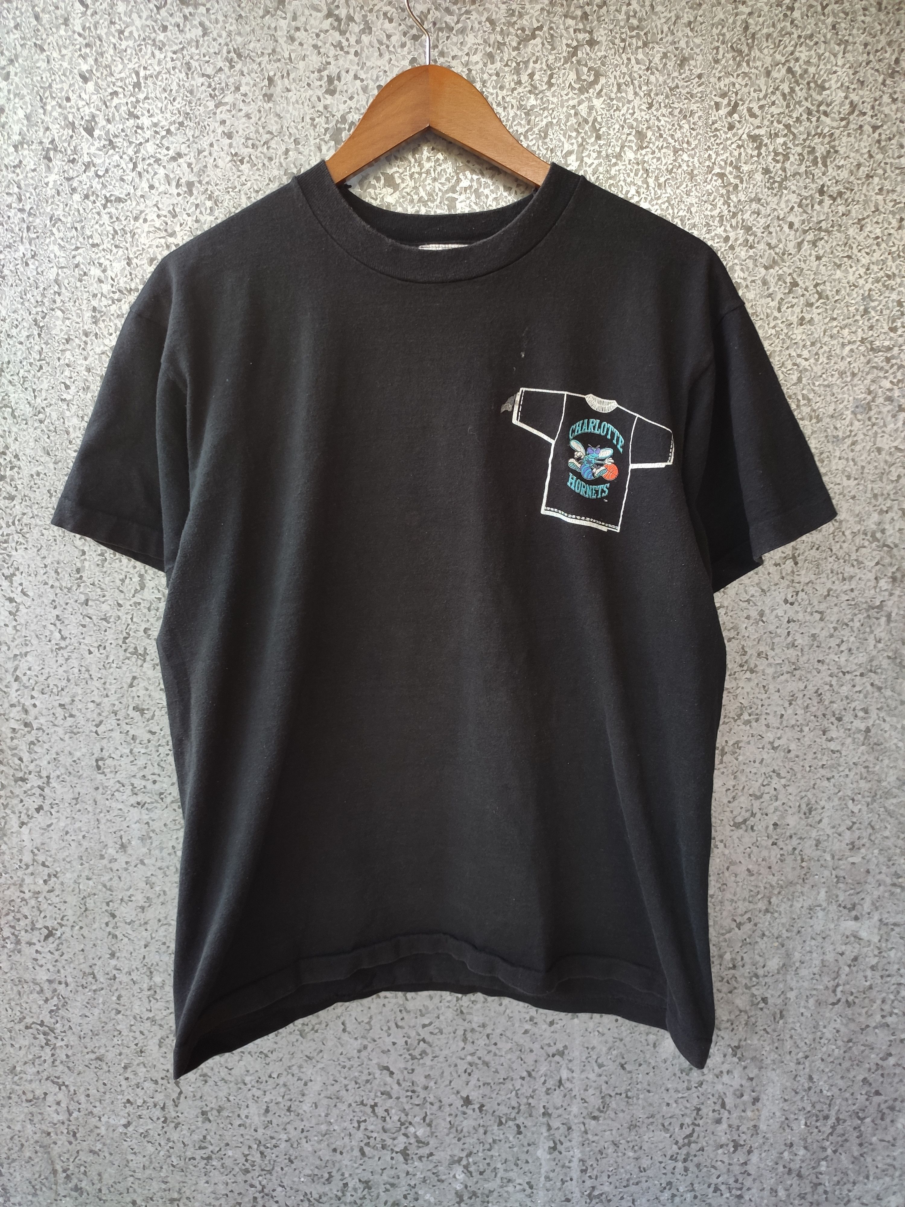 NBA Vintage 90s NBA Charlotte Hornets sided printed tee Size US M / EU 48-50 / 2 - 5 Thumbnail