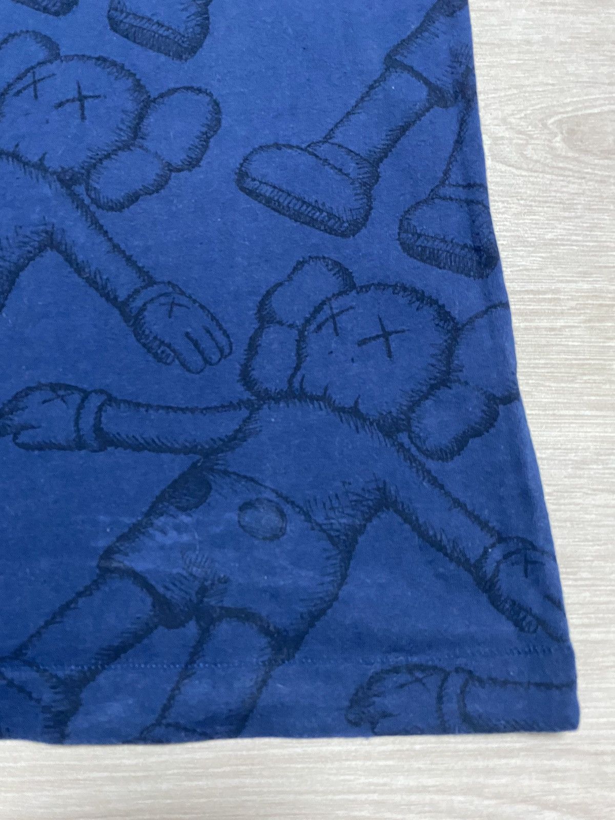 Kaws × Uniqlo Uniqlo x Kaws multi logo tee sz XL Size US XL / EU 56 / 4 - 2 Thumbnail