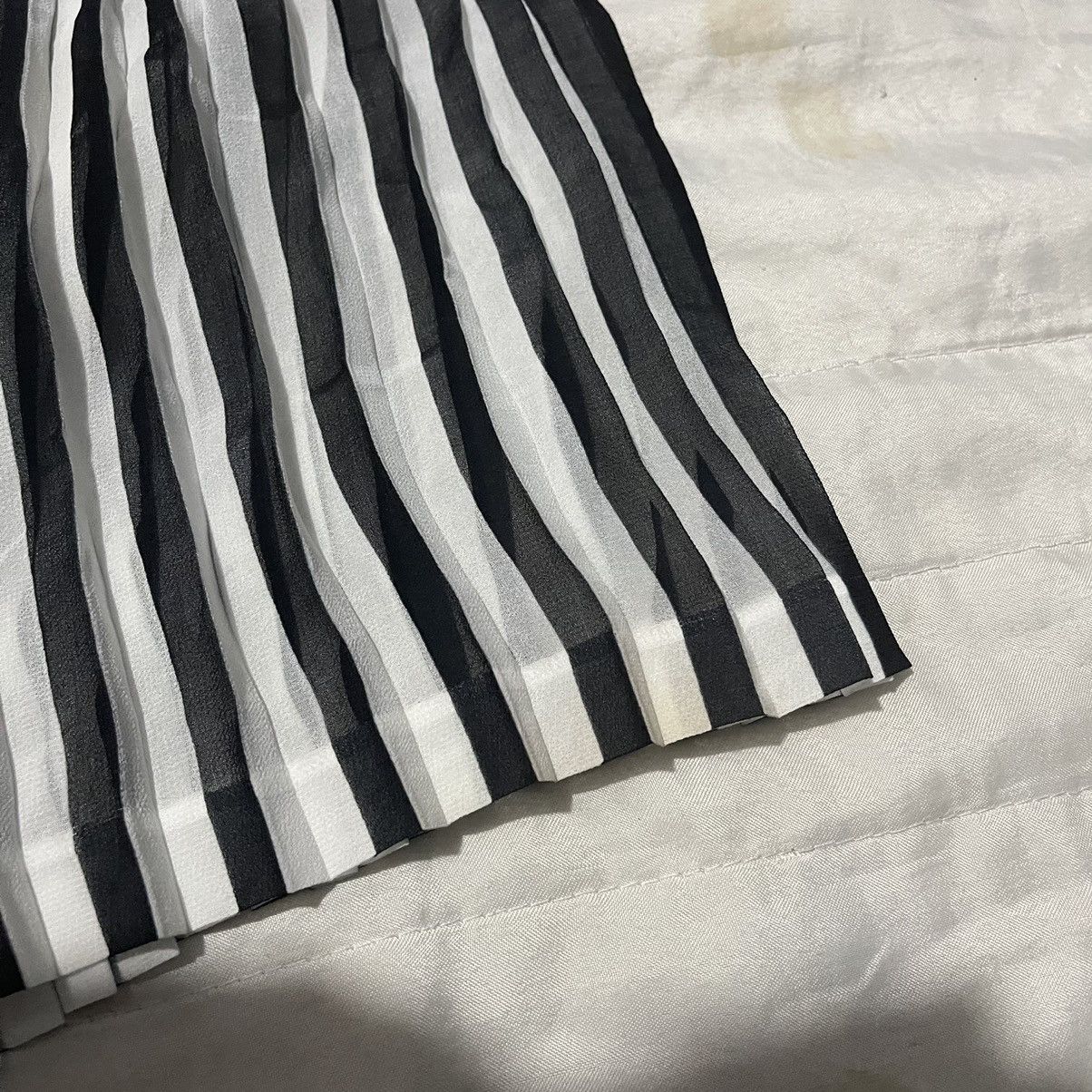 Sandro Sandro Pleated Skirt Size 28" / US 6 / IT 42 - 3 Thumbnail