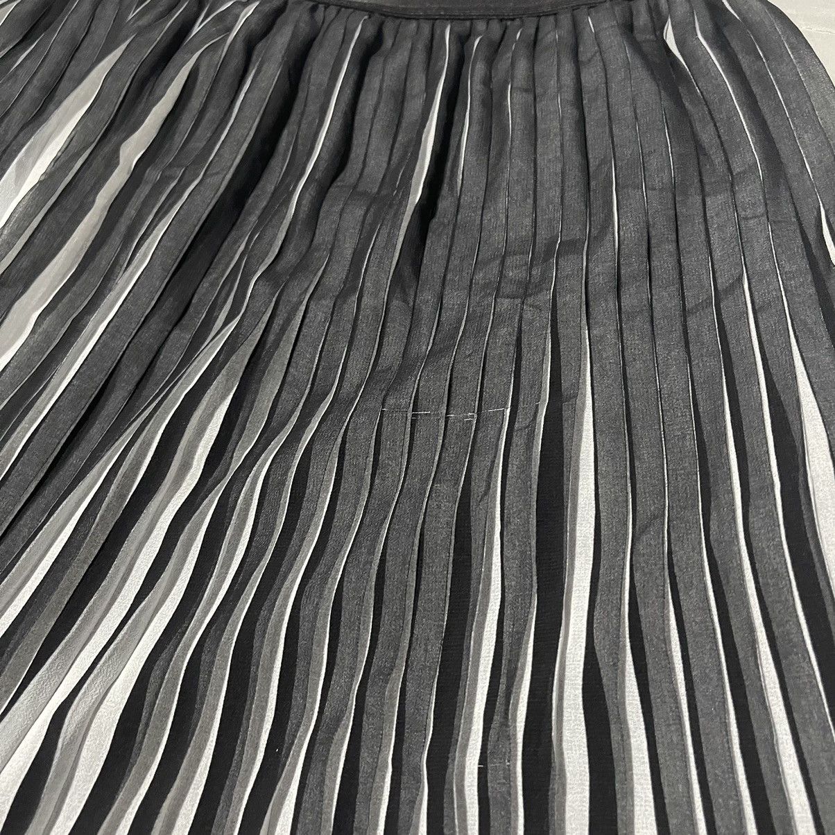 Sandro Sandro Pleated Skirt Size 28" / US 6 / IT 42 - 2 Thumbnail