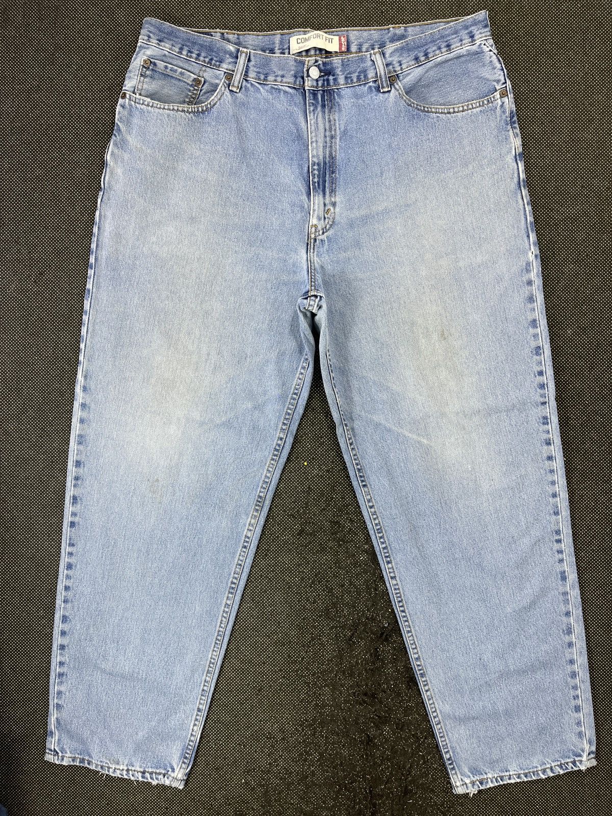 Image of Vintage Levis 560 Comfort Fit Jeans - J518 in Blue, Men's (Size 41)