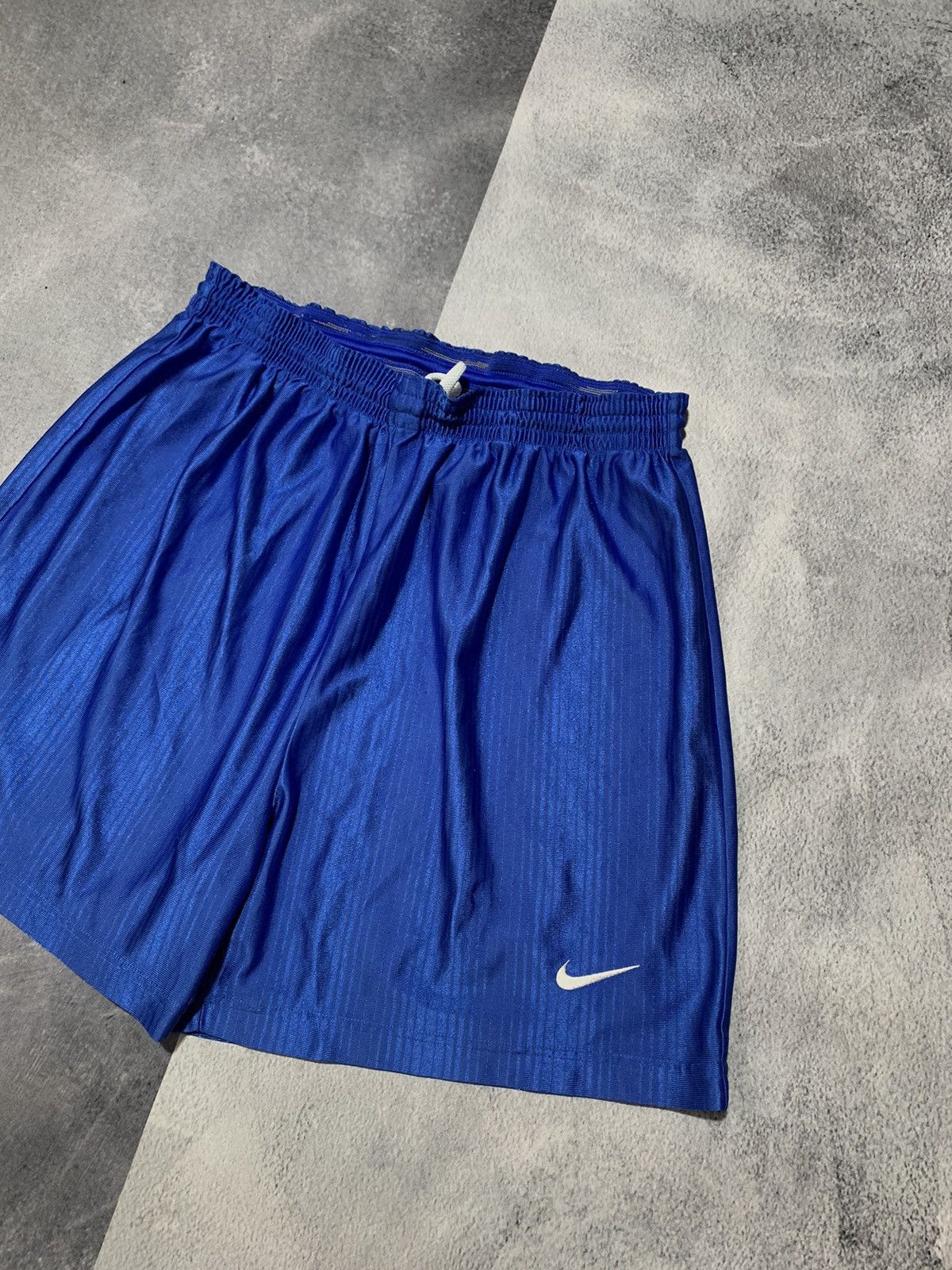Nike Vintage Nike shorts swoosh streetwear Y2K style size XL Size US 36 / EU 52 - 2 Thumbnail
