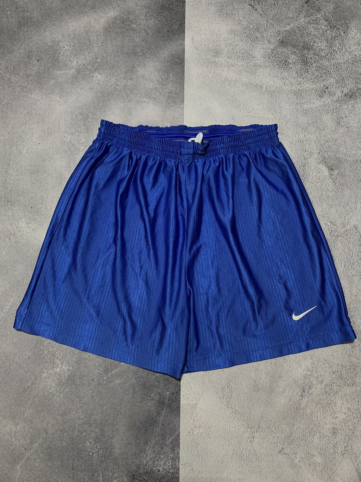 Nike Vintage Nike shorts swoosh streetwear Y2K style size XL Size US 36 / EU 52 - 1 Thumbnail