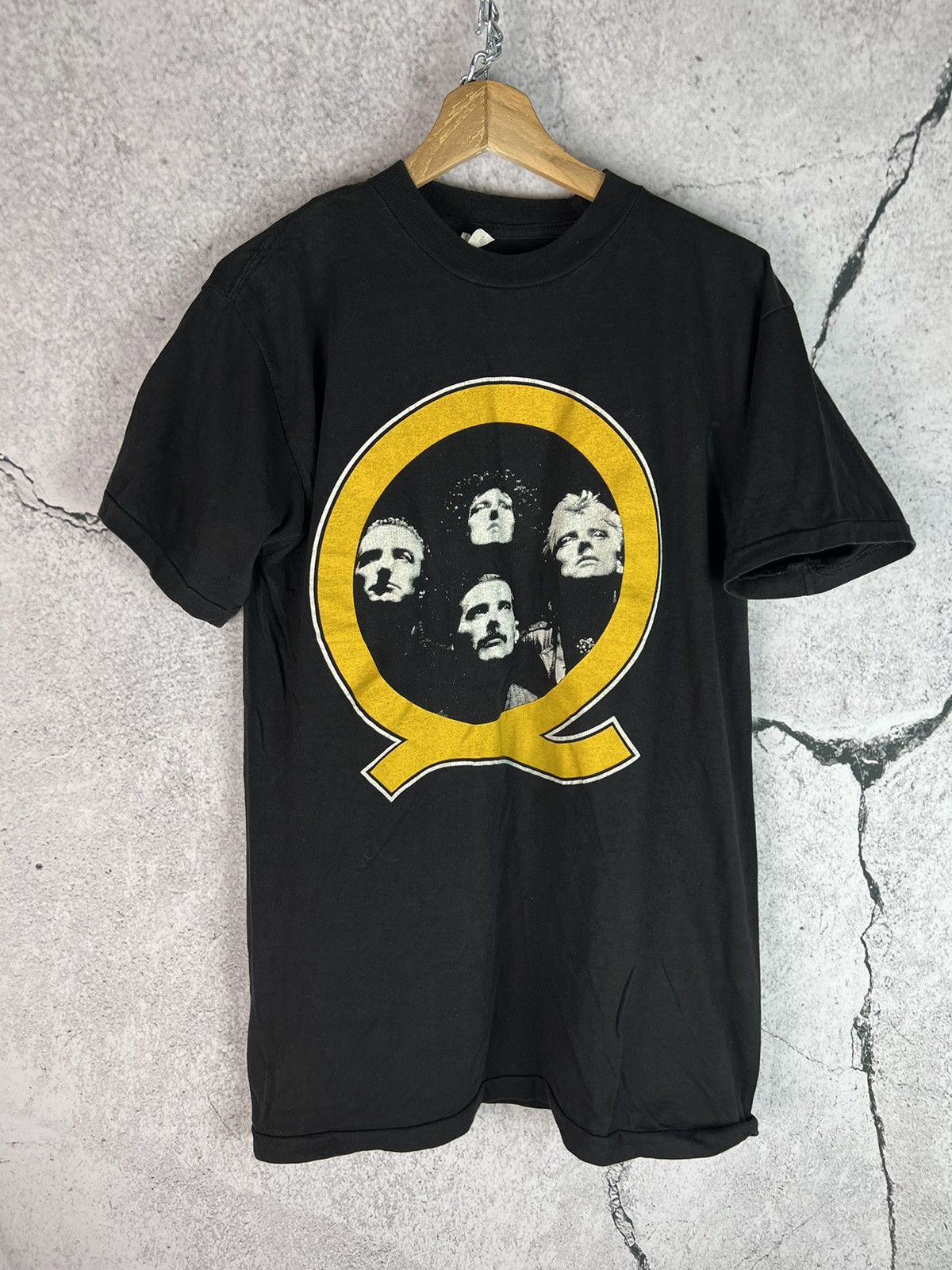 Band Tees Vintage 80s Queen II album cover tshirt Size US L / EU 52-54 / 3 - 1 Thumbnail