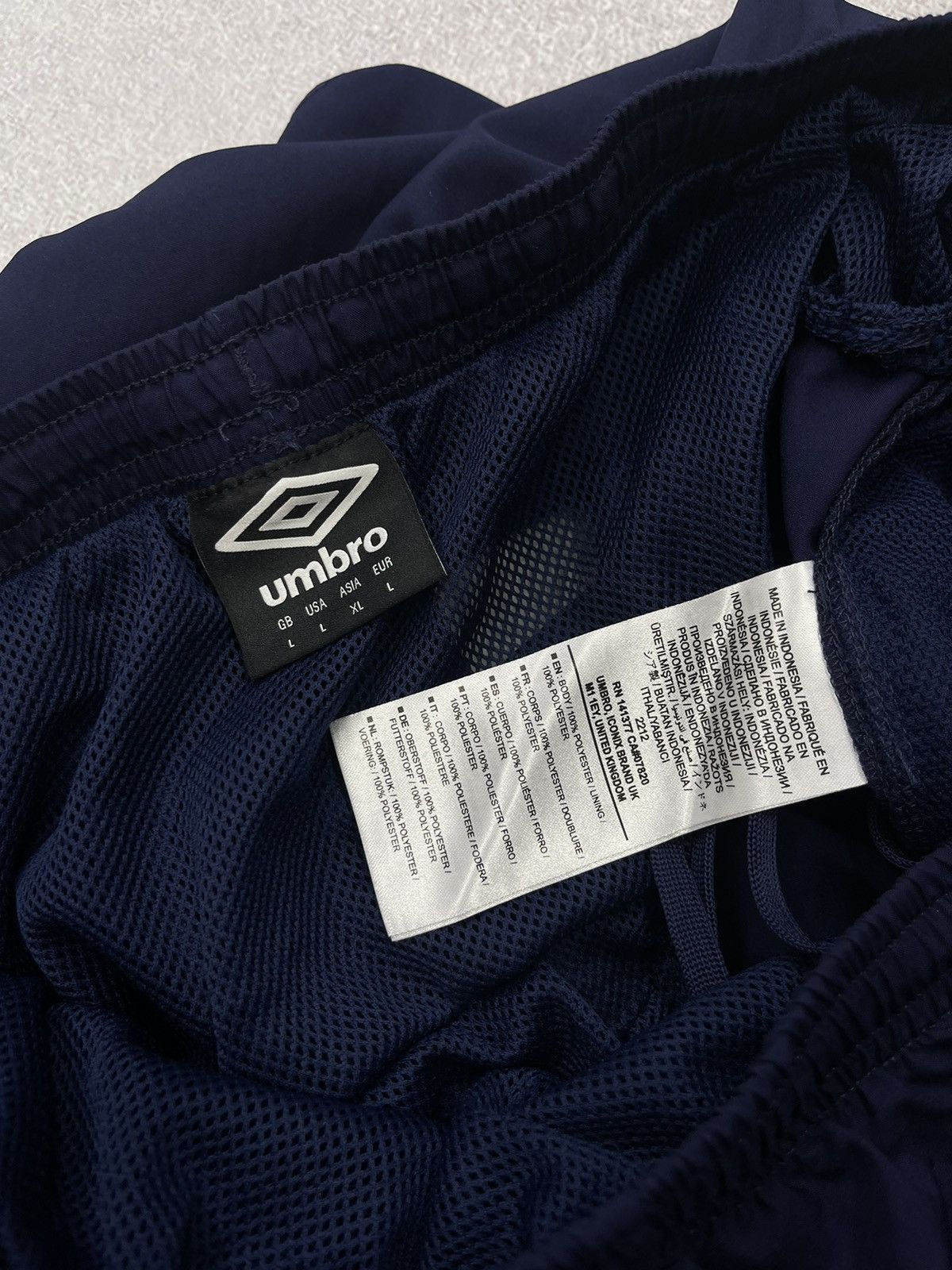 Umbro Vintage Umbro West Ham United London Shorts Jersey Y2K Size US 34 / EU 50 - 7 Thumbnail