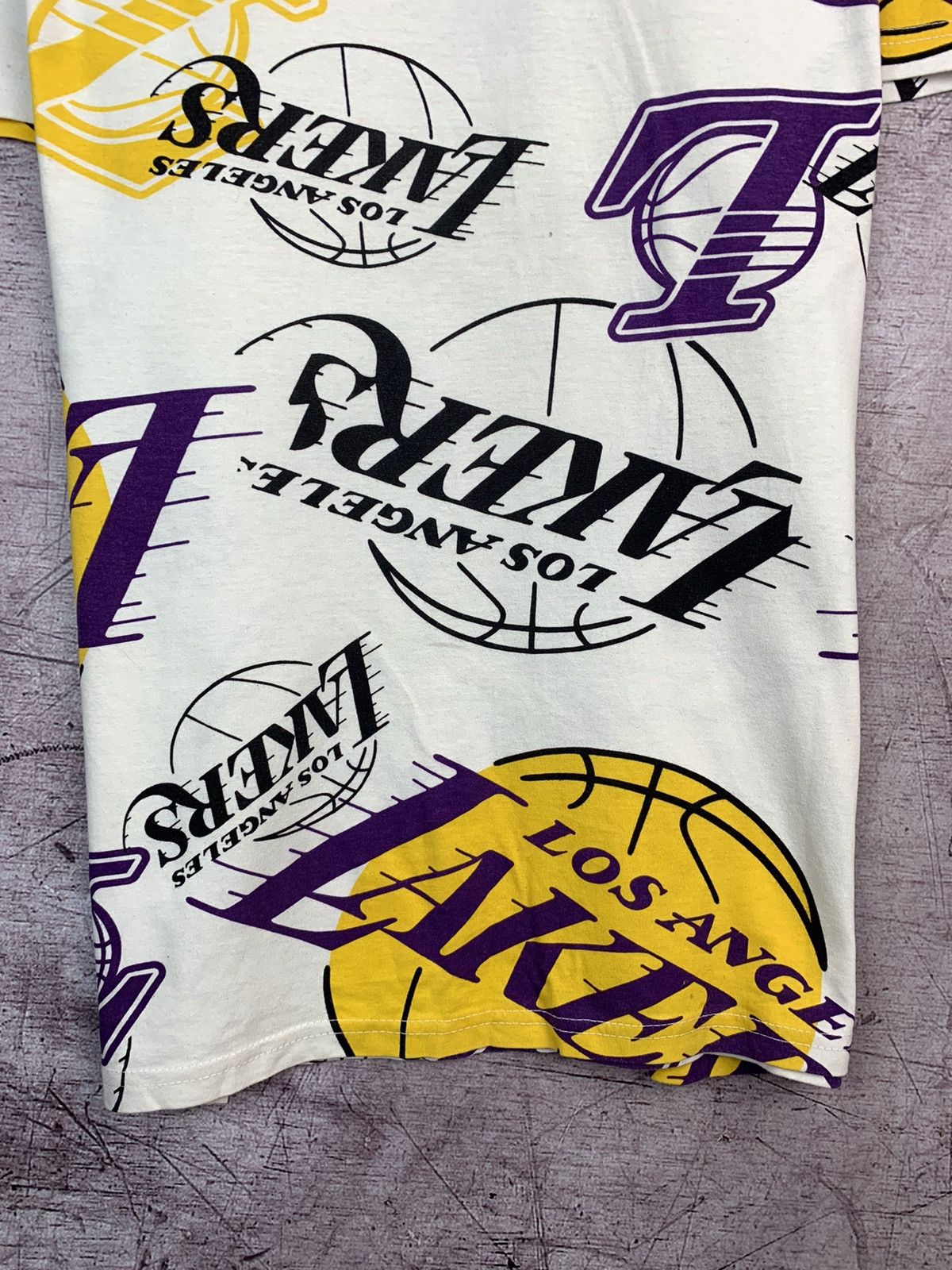 NBA × Vintage Vintage NBA Los Angeles Lakers T Shirt Size US M / EU 48-50 / 2 - 3 Thumbnail