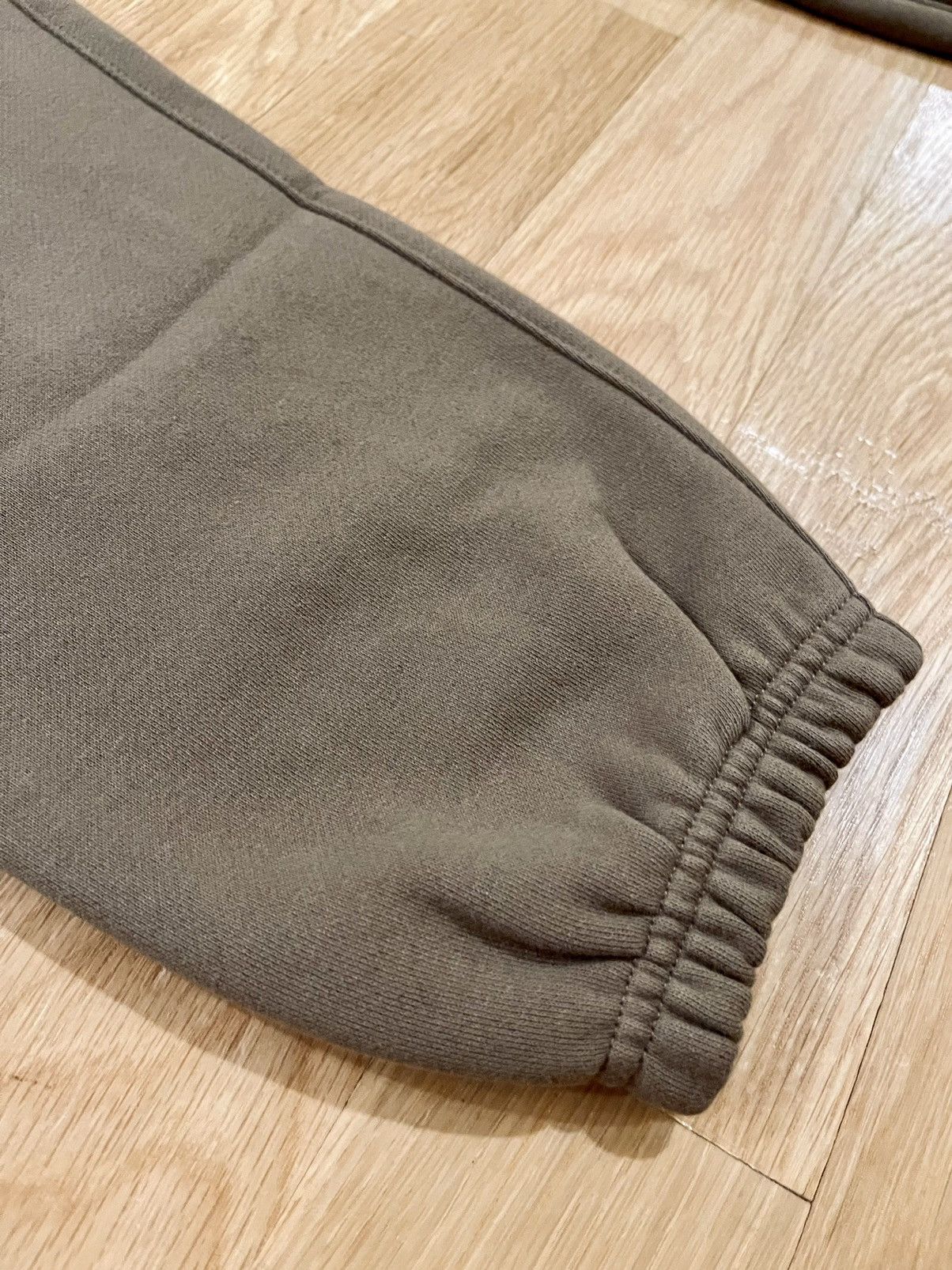 Essentials Fear of God Essentials Sweatpants Wood SS22 size XXL Size US 38 / EU 54 - 6 Thumbnail