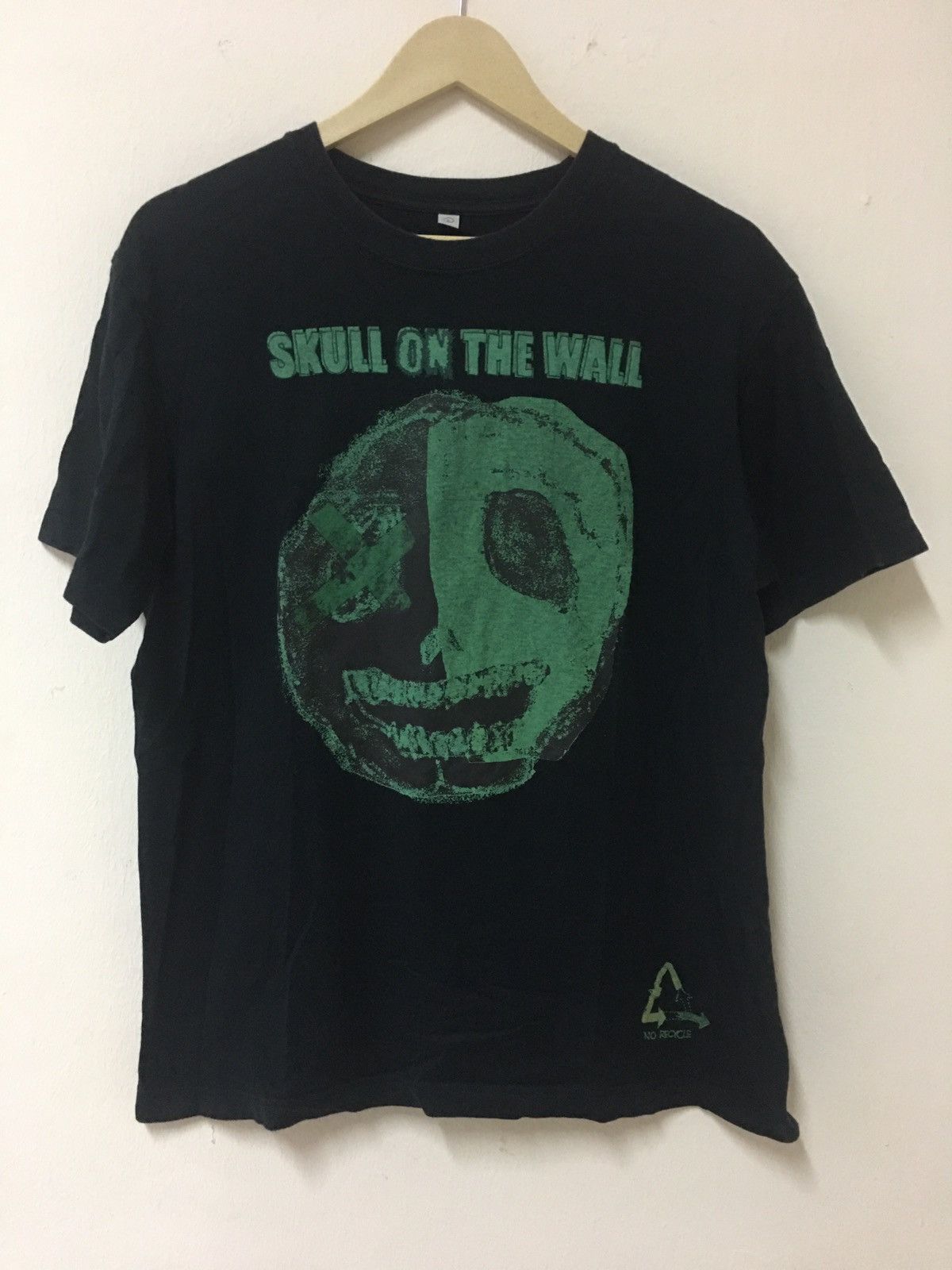 Japanese Brand × Uniqlo 🔥Skull On The Wall by Uniqlo Size US L / EU 52-54 / 3 - 1 Thumbnail