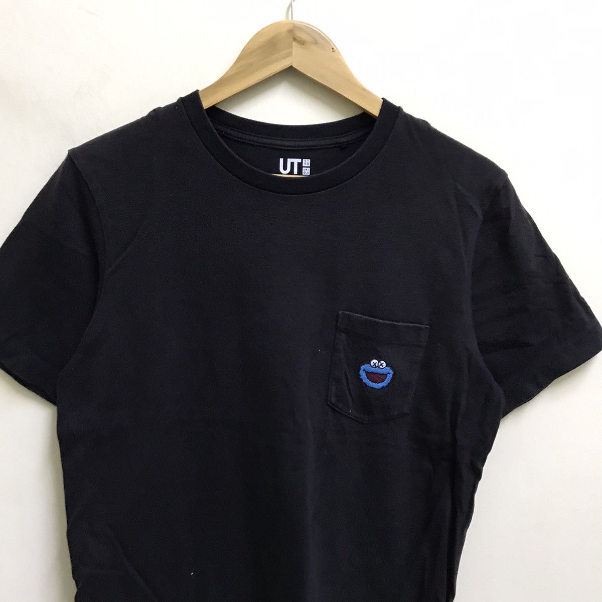 Kaws × Uniqlo KAWS SESAME STREET UNIQLO TSHIRT Size US S / EU 44-46 / 1 - 3 Thumbnail