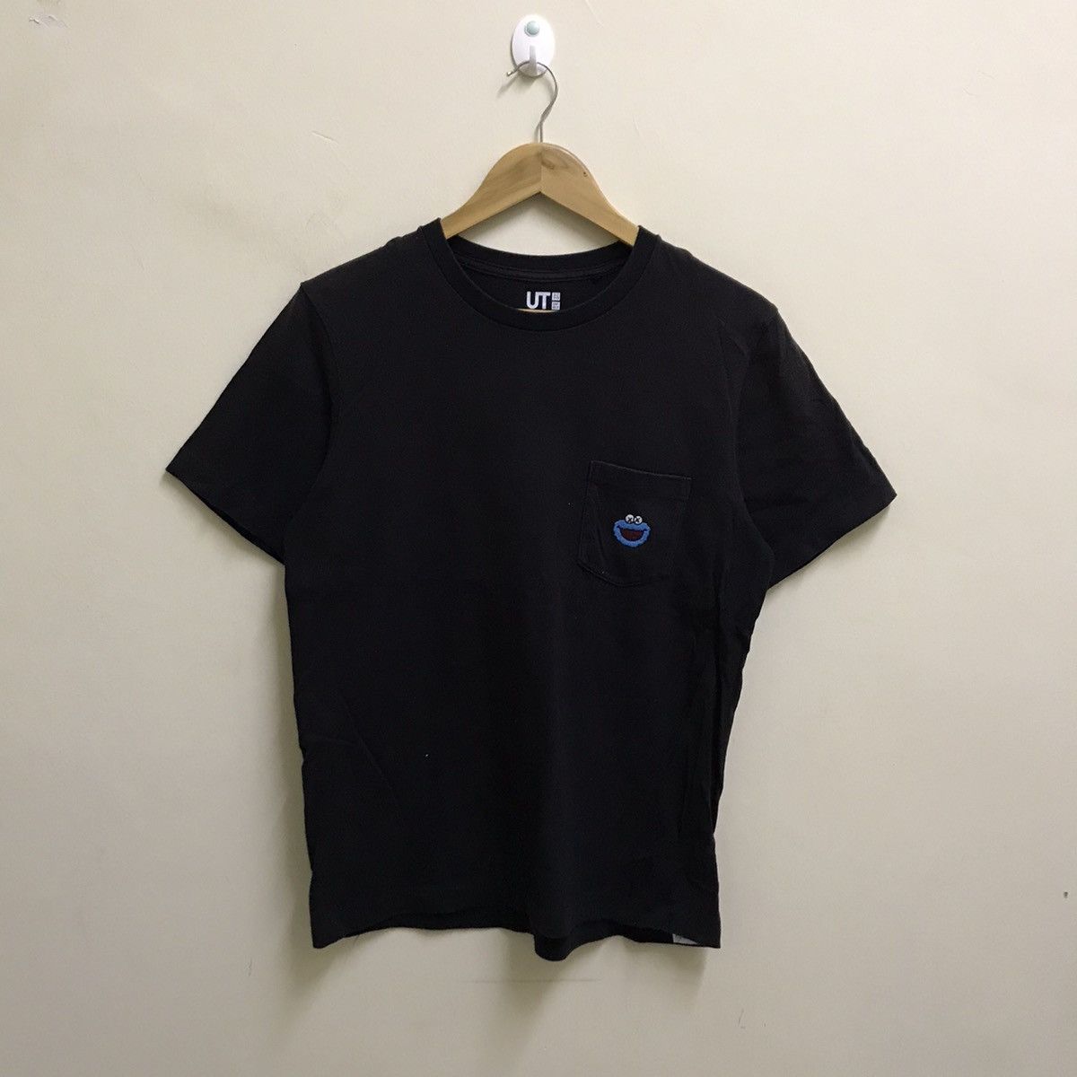 Kaws × Uniqlo KAWS SESAME STREET UNIQLO TSHIRT Size US S / EU 44-46 / 1 - 2 Thumbnail