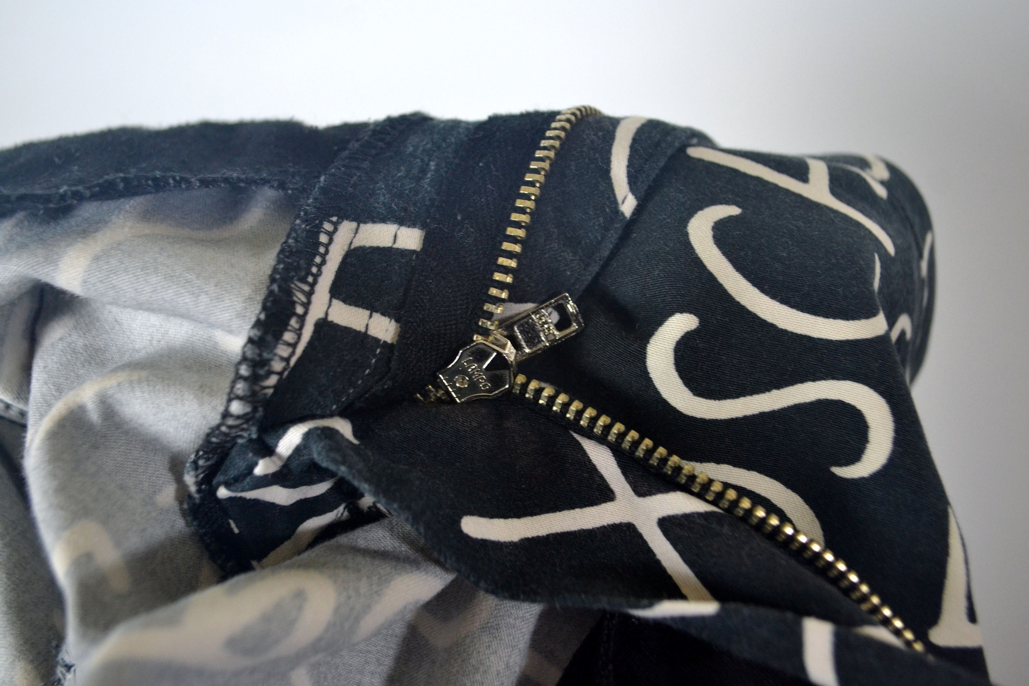 Moschino 90s RARE Vintage Moschino Alphabet ABC Print Jeans Pants Size 25" / US 0 / IT 36 - 14 Thumbnail