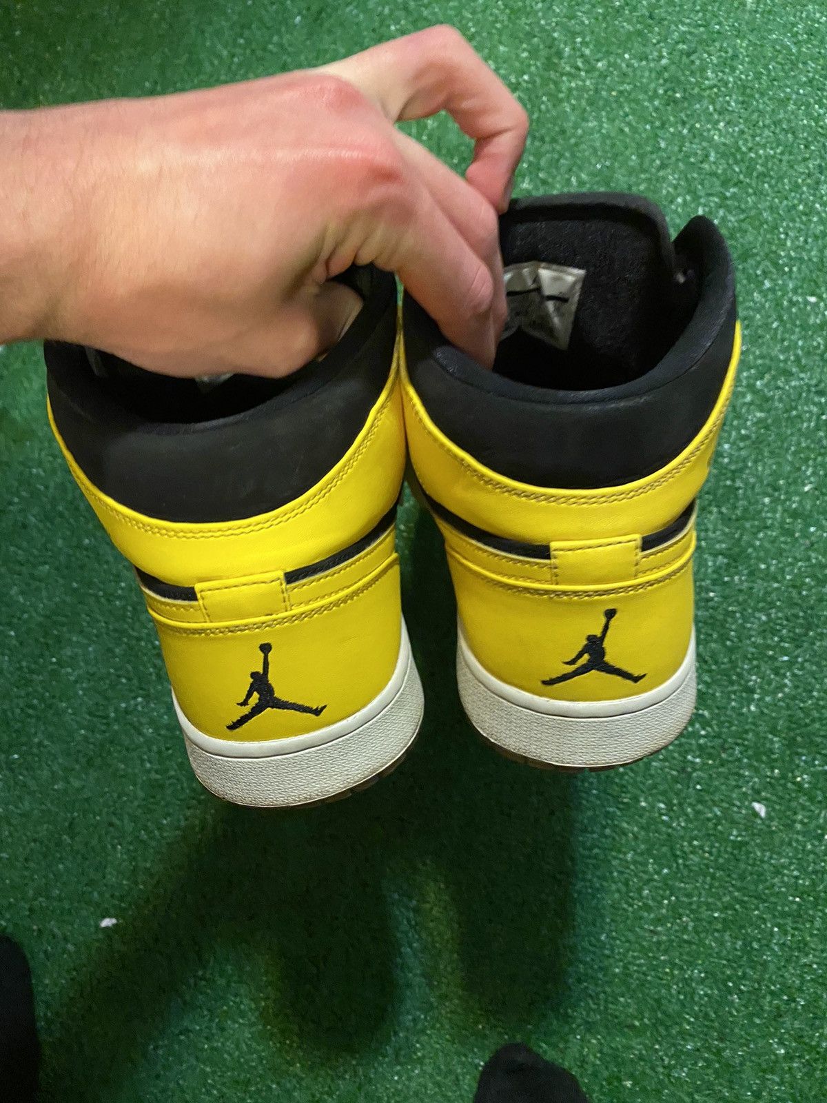 Jordan Brand × Nike Air Jordan 1 Retro Mid 2017 New Love 2017 Size US 12 / EU 45 - 3 Thumbnail