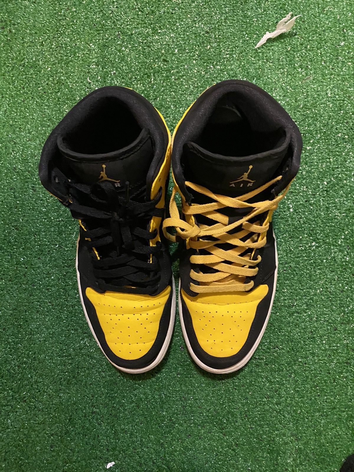 Jordan Brand × Nike Air Jordan 1 Retro Mid 2017 New Love 2017 Size US 12 / EU 45 - 2 Thumbnail