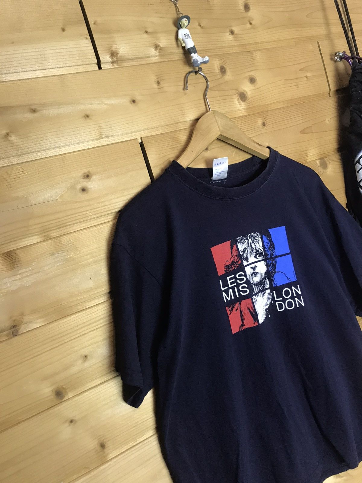 Vintage Vintage 80s Les Miserables London t-shirt Size US M / EU 48-50 / 2 - 2 Thumbnail