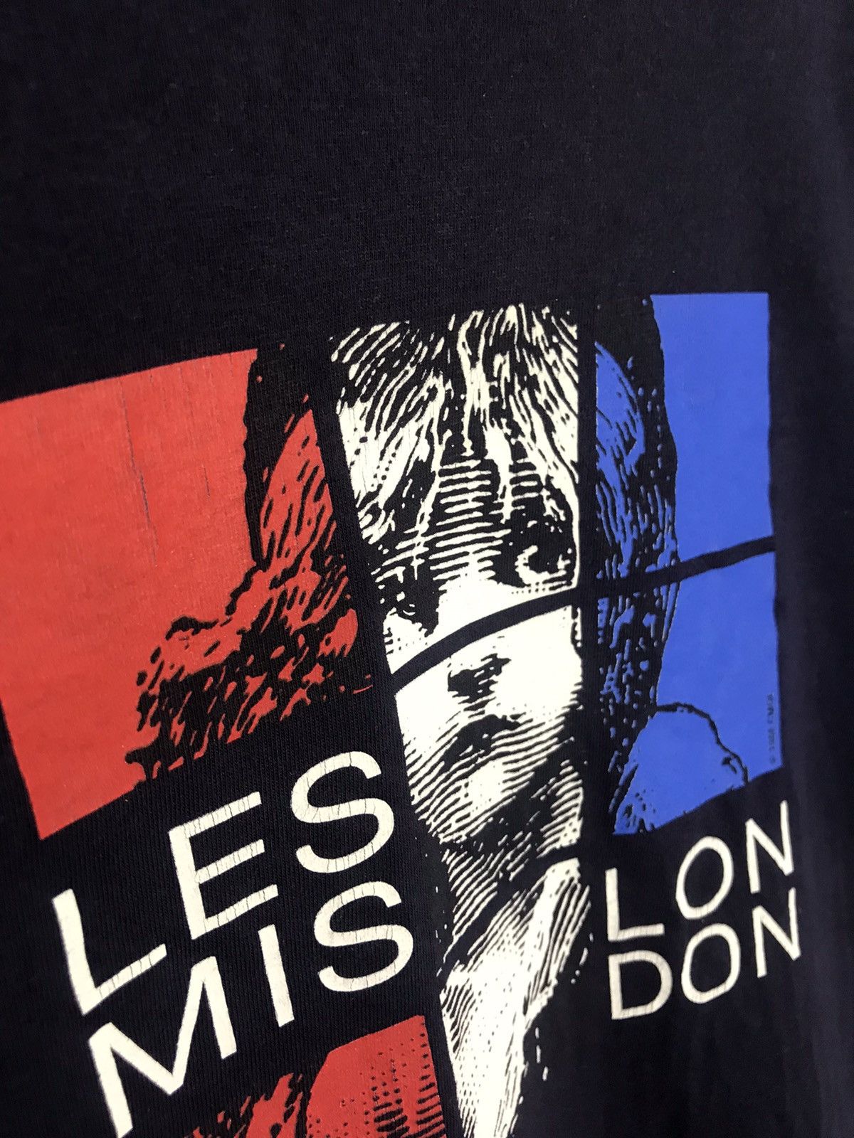 Vintage Vintage 80s Les Miserables London t-shirt Size US M / EU 48-50 / 2 - 4 Thumbnail