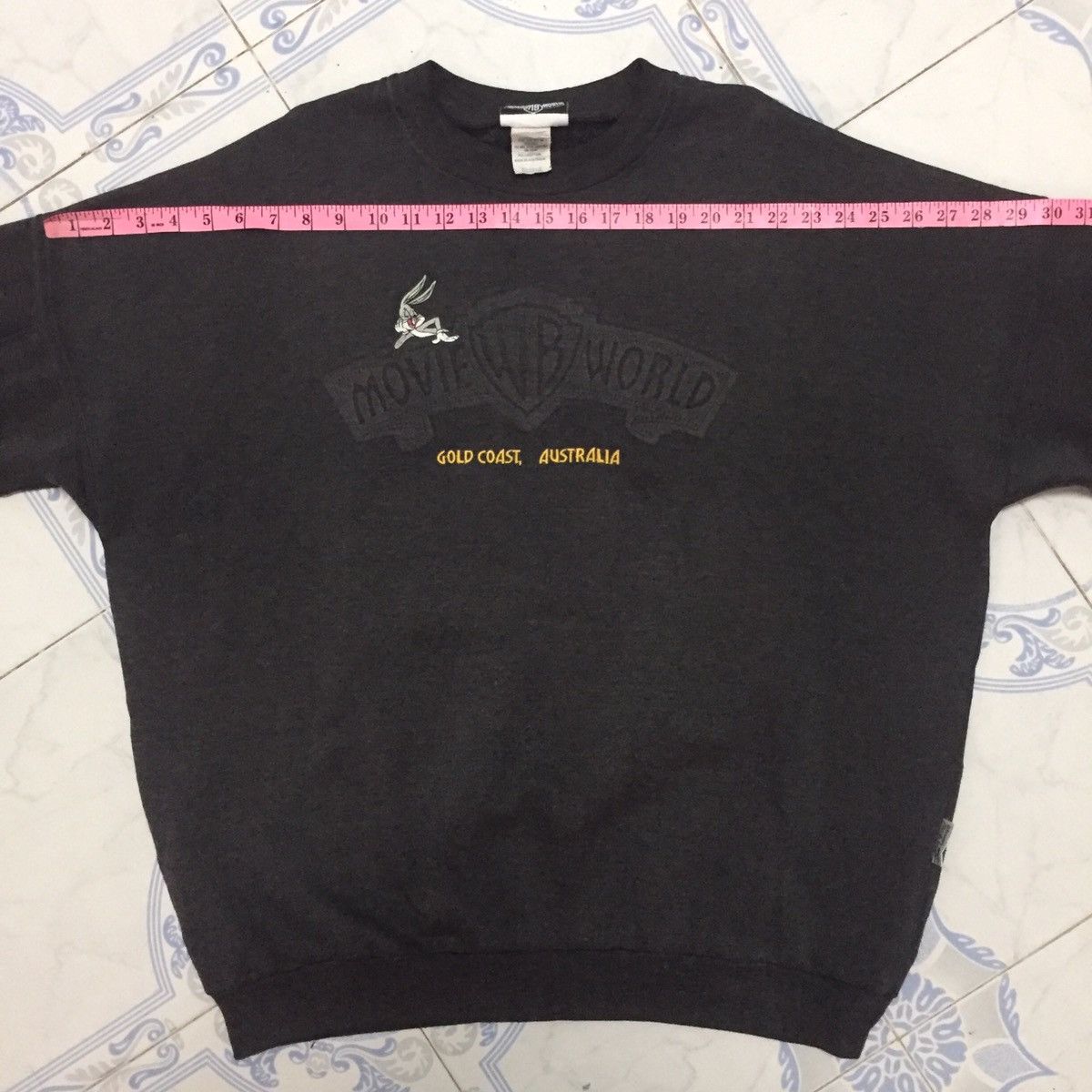 Vintage × Warner Bros 90s Vintage Bugs Bunny Movie World Gold Coast Sweatshirt Size US XL / EU 56 / 4 - 17 Thumbnail