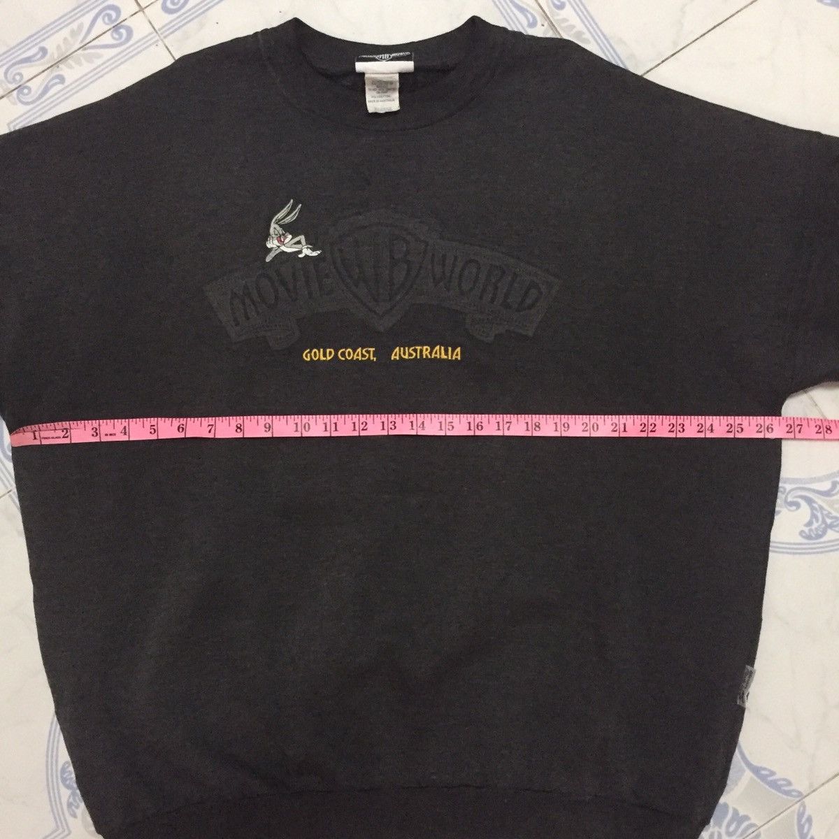 Vintage × Warner Bros 90s Vintage Bugs Bunny Movie World Gold Coast Sweatshirt Size US XL / EU 56 / 4 - 16 Thumbnail